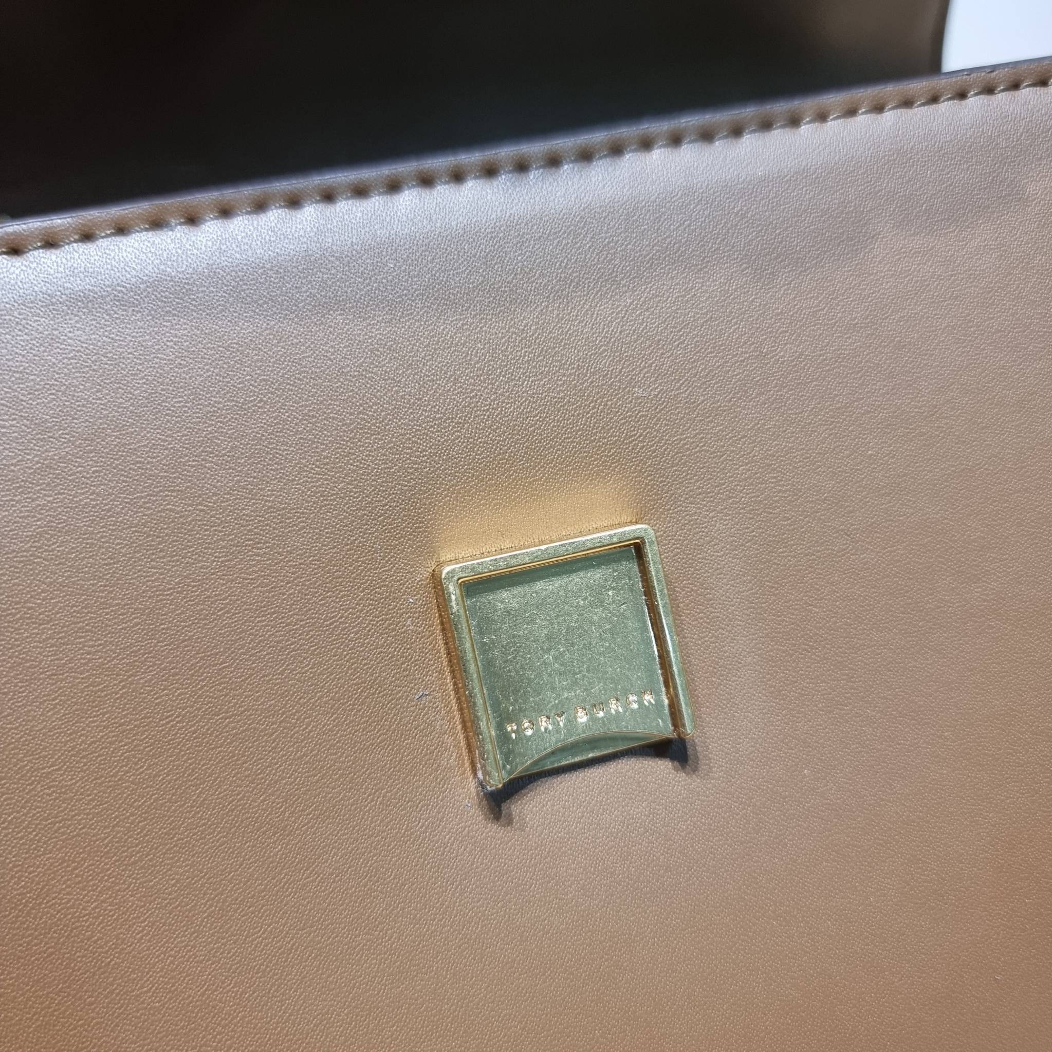 Tory Burch Bag / TORY BURCH ELEANOR SMALL CONVERTIBLE SHOULDER BAG ฮอตไอเท็ม รุ่นนี้ขายดีขายหมด สวยหรู คุณหนู ผู้ดี!! หายากมากแล้วน้า กระเป๋าสะพายข้าง ดีไซน์อยู่ทรง ขนาดกำลังสะดวกใช้ เปิด-ปิดด้วยแถบแม่เหล็ก