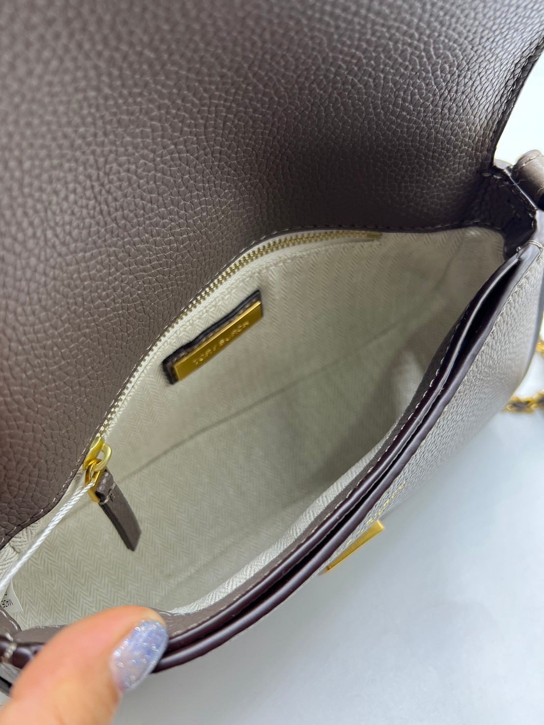 Tory Burch Britten Convertible Crossbody Bag กระเป๋าสะพายดีไซน์เรียบหรู เกรดออริ สลับแท้ 1:1 ใช้งานต่างประเทศได้