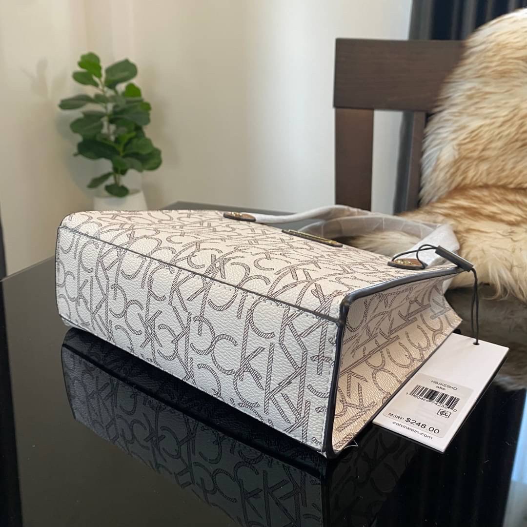 CALVIN KLEIN JEANS crossbody bag กระเป๋าถือหรือสะพาย ลายซิกเนเจอร์แบรนด์ทั้งใบ มีหูจับสำหรับถือ เปิด-ปิดกระเป๋าด้วยกระดุมแม่เหล็ก ด้านในโล่งกว้างมีช่องเล็กและช่องซิปสำหรับใส่ของจุกจิก ซับในลายแบรนด์อย่างดี มาพร้อมสายสะพายยาวปรับระดับได้ สามารถใช้ได้หลากหล