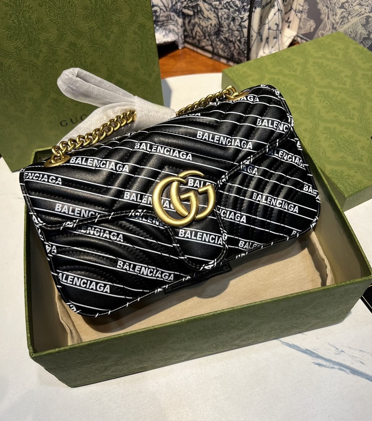 หนังแท้ GUCCI The Hacker Project small GG Marmont bag Balenciaga print leather คอลเลคชั่นผสมผสานเอกลักษณ์ความหรูของ 2 แบรนด์ดัง ที่ยอดขายดีตั้งแต่วันแรกที่ลง shop ด้วยรูปทรงที่กะทัดรัด ตอบโจทย์ได้ทุกลุค ทุกไลฟ์สไตล์ ใช้งานได้ง่ายคล่องตัว เรียกได้ว่าใครไม่