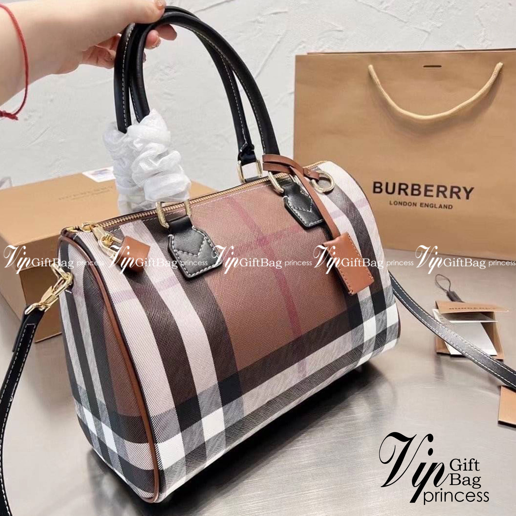 Burberry medium check bowling bag 12" / Burberry Coated fabric boston bag / BURBERRY FRAGRANCES VINTAGE BOWLING BAG กระเป๋าสะพายใบใหญ่ จุของได้เยอะ ลายวินเทจ โทนสีใช้งานง่าย Vintage Signature สวยหรูสุดคลาสสิค