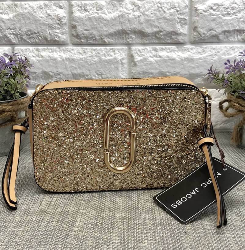 MACR JACOBS NEW YORK 2 ZIP กระเป๋าสะพายข้างหรือ crossbody ได้ค่ะ มาพร้อมสายสะพายมา 2 สาย ถอด และปรับระดับ ได้ทั้ง 2 สาย สลับใช้ไม่จำเจ ด้านหน้าตประดับ logo สวยหรู มี 2 ช่องซิปใส่ของ ภายในจุได้พอประมาณ มีช่องซิป และช่องเล็กใส่ของจุกจิก ที่จับซิปเป็นพวงหนัง