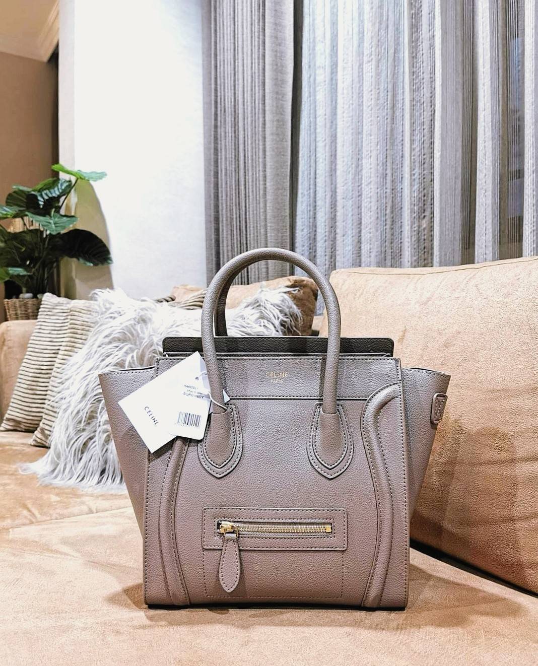 VIP 🥂 Celine Nano Luggage Desert Rose / CELINE HANDLE BAG GIFT วัสดุหนังแท้ Calf Skin มาในดีไซน์สุดหรูยอดนิยมหนังนิ่มหอมขึ้นเทคเจอร์สวยอยู่ทรง เปิดปิดด้วยซิปสะดวกใช้ ด้านหน้ามีโลโก้แบรนด์ ภายในโล่งกว้างและจุ มีช่องซิปและช่องPocketใส่มือถือของใช้ได