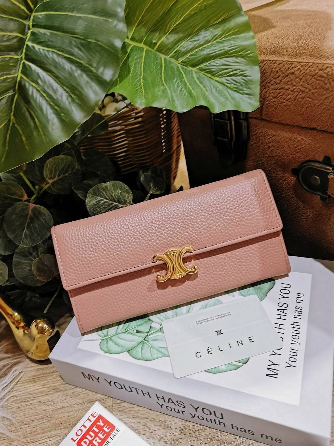 CELINE LONG WALLET BAG VIP วัสดุหนังแท้เทคเจอร์สวยอยู่ทรงมีโลโก้ด้านหน้า ภายในมีช่องใส่บัตรหลายช่อง มีช่องซิปใส่เหรียญ หัวซิปแบรนด์อะไหล่ทอง มีช่องใส่ธนบัตรหลายช่องเเยกเป็นสัดส่วน ใส่แบงก์พันได้ ใส่มือถือ iphone ได้ ภาพถ่ายจากสินค้าจริง! มาใน Original Pac