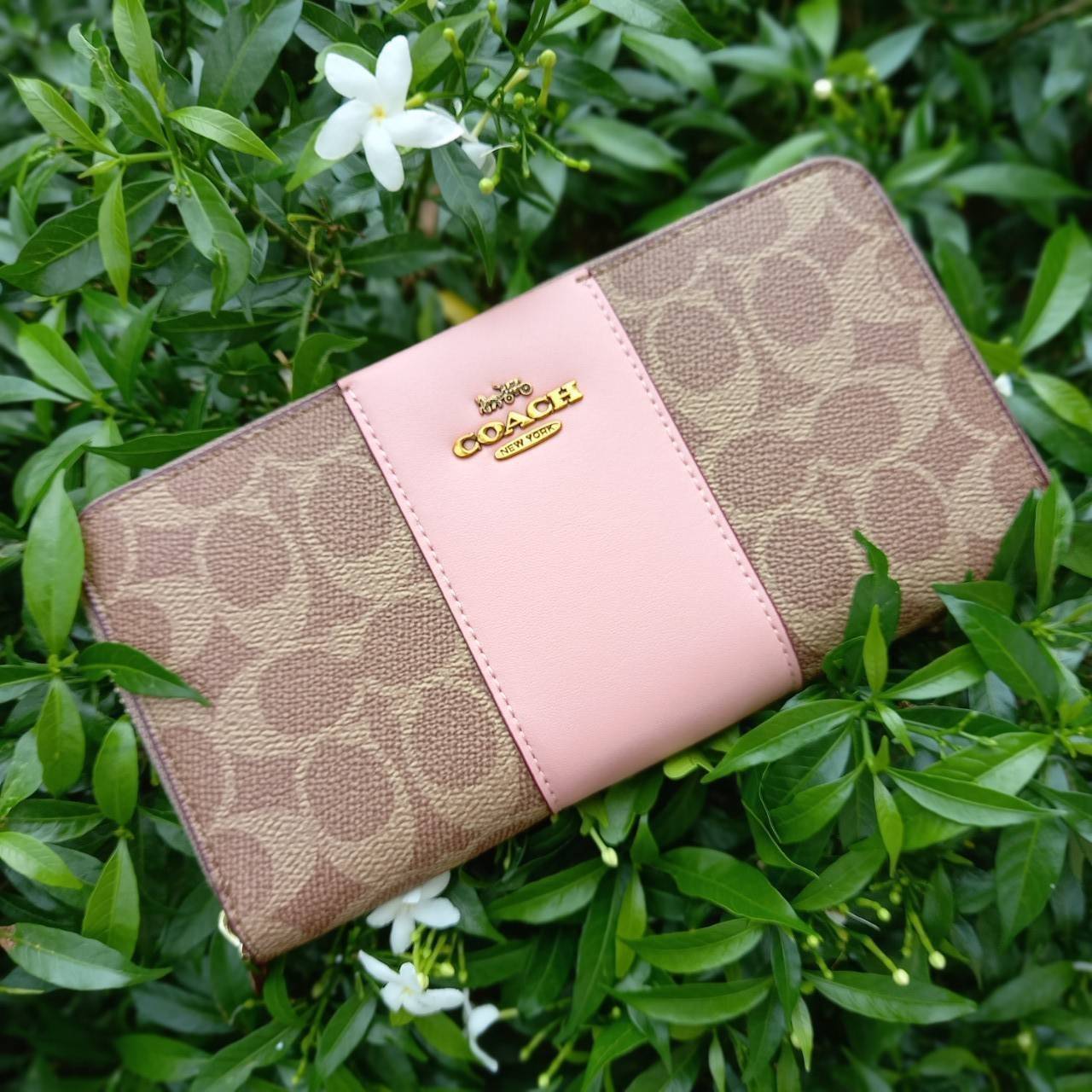 มาเท่าไหรก็ไม่เคยพอจริงๆ มีความต้องการกันถึงขีดสุด❣️😘>>COACH ACCORDION ZIP WALLET IN COLORBLOCK SIGNATURE CANVAS (COACH 31546)🍁กระเป๋าสตางค์ใบยาว ซิปรอบ //วัสดุหนังแคนวาสสลับหนังแท้ ดีไซน์สวย โดดเด่นลงตัวเป็นที่สุด ด้านในมีช่อ