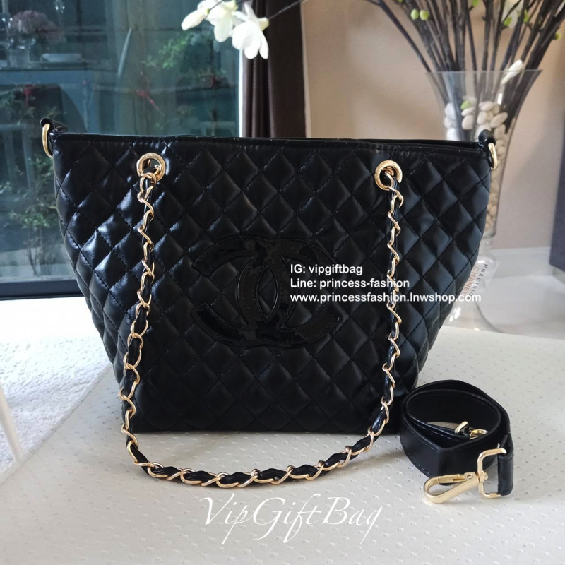 Chanel Tote & Shopping Bag กระเป๋าสะพายทรง Shopping Bag พรีเมี่ยมกิ้ฟ Limited Edition ของแท้ 100% นำเข้าจาก Chanel Perfume Counter ใบใหญ่วัสดุหนัง PU ประดับโลโก้ CC สุดคลาสสิค ซับใน Polyester 100% เปิดปิดด้วยกระดุมแม่เหล็ก จุสุดๆ สามารถใส่เอกสารA4หนังสือ 