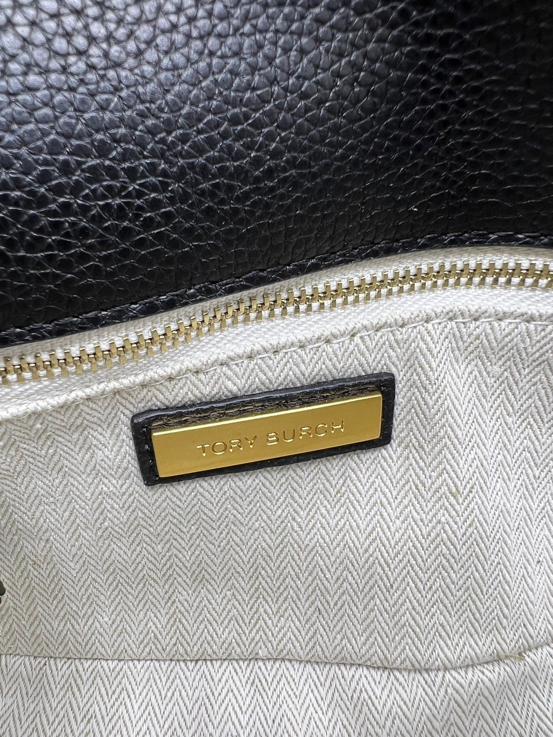 Tory Burch Britten Convertible Crossbody Bag กระเป๋าสะพายดีไซน์เรียบหรู เกรดออริ สลับแท้ 1:1 ใช้งานต่างประเทศได้