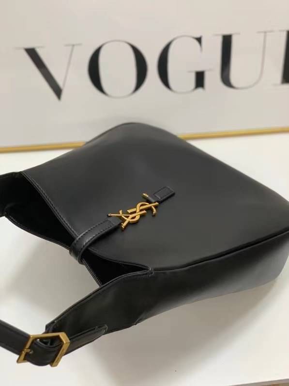 YSL Le 5 a soft hobo bag / YSL Tote 2022 มาใหม่มากก พร้อมส่งที่นี่ที่เดียวเลยค่า กระเป๋าที่สาวๆ ตามหากันหนักจริงๆ ตามรอยคุมโรเซ่ไปเลยค่าา งานเกรดออริจินอล หนังซอร์ฟสวย ภาพสินค้าถ่ายจากงานขายจริง ใช้งานต่างประเทศได้