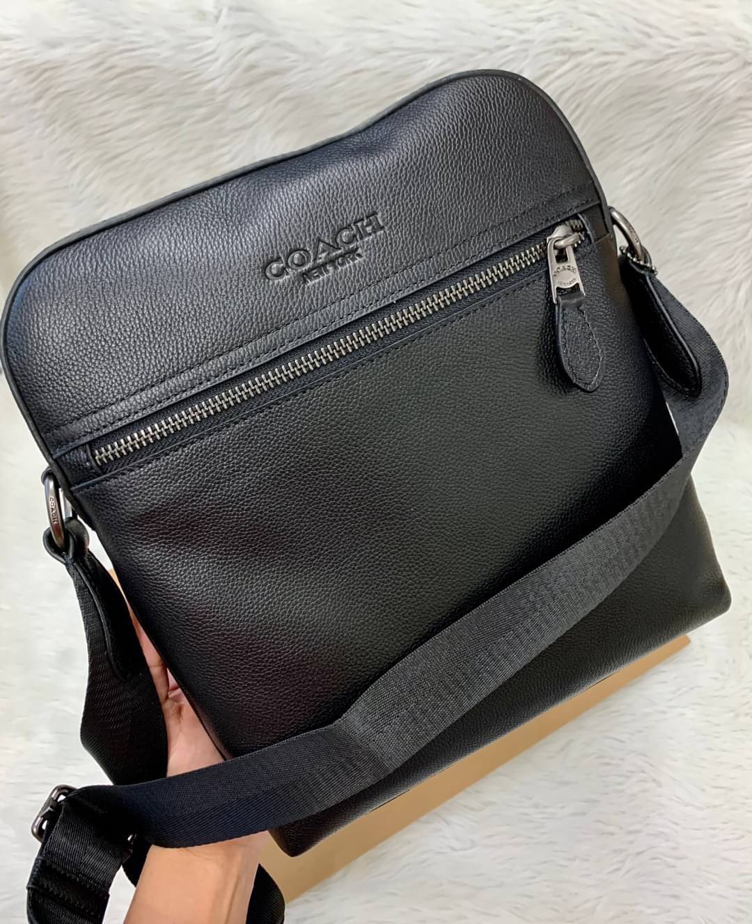 COACH HOUSTON FLIGHT BAG Calf Leather Black Smooth calf leather พร้อมส่งอีกครั้ง! กระเป๋าสะพายแบบครอสบอดี้ร์ของคุณผู้ชาย หนังแท้ ลายหนังสวย ด้านหน้ามีช่องซิปให้หนึ่งช่อง ช่องหลักกว้างใส่สัมภาระได้จุค่ะ พร้อมช่องเล็กใส่ของจุกจิกอีก3ช่องค่ะ สายสะพาย