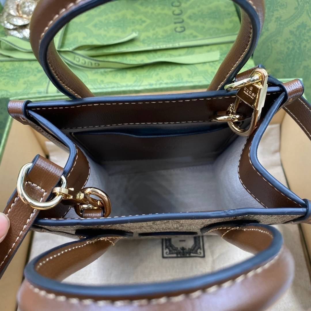 VIP GIFT 】หนังแท้ GUCCI New Season GG-canvas tote bag กระเป๋าถือและสะพายได้ มีสายยาวให้ด้วยค่ะ ออกแบบมาให้เข้ากับไลฟ์สไตล์ที่ไม่หยุดนิ่งของคุณ ดูเรียบง่าย แต่หรูหรา ด้วยดีไซน์ของกระเป๋าทรงสี่เหลี่ยมผืนผ้า ด้วยสีและรูปทรงที่เรียบง่ายจึงสามารถแมทช์กับสีสันข