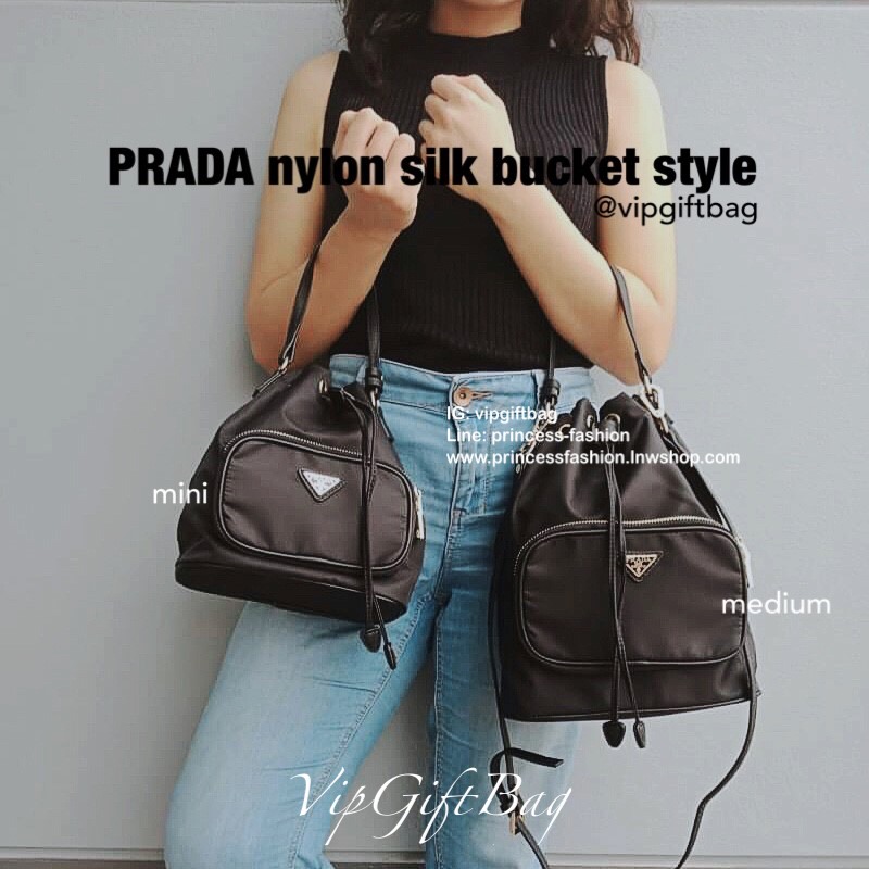 Mini งานมินิน่ารัก🌸🌼 เข้าแล้วคะ งานพรีเมี่ยมกิ้ฟ จากเคาเตอร์ต่างประเทศคะ มาฝาก จากแบรนด์ PRADA *premiumgift ค่า เป็นกระเป๋าผ้า nylon silk *ไซส์มินิ เนื้อหนาซับในอย่างดี จุดเด่นคือ กระเป๋าสามารถ ปรับ ได้ 2 ทรงคือ ผูกเชือกกระเป๋า หรือ ดึงเชื