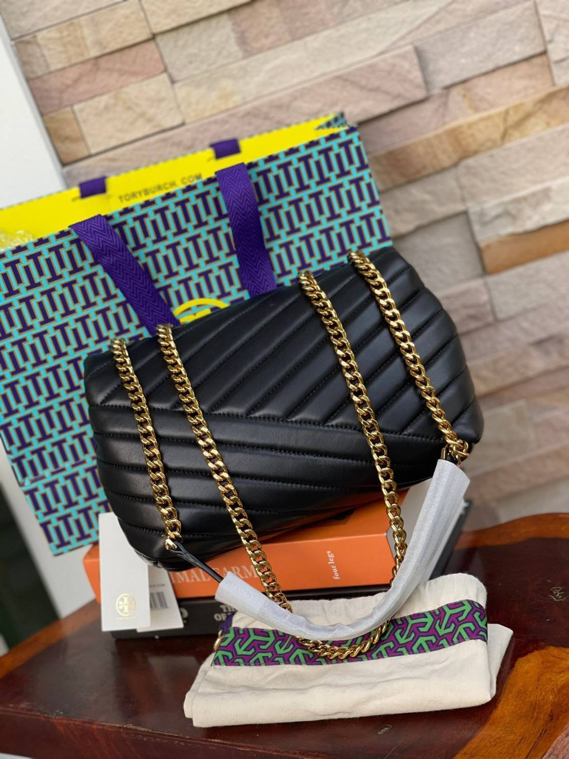 Tory Burch Kira Chevron Small Convertible Shoulder Bag เป็นกระเป๋าที่ใช้ในการออกงานสำคัญหรือวันที่มีปาร์ตี้สังสรรค์ คุณควรเลือกใช้กระเป๋าที่มีดีไซน์สะดุดตา