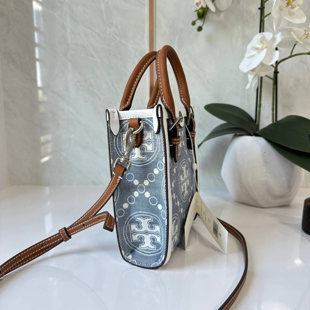 Tory Burch Mini T Monogram Denim Tote / Tory Burch T Monogram Jacquard Denim Mini Tote กระเป๋าทรงโท้ทไซส์มินิ T Monogram รูปแบบคลาสสิค ตัดเย็บอย่างดี คอลใหม่ห้ามพลาดคะ