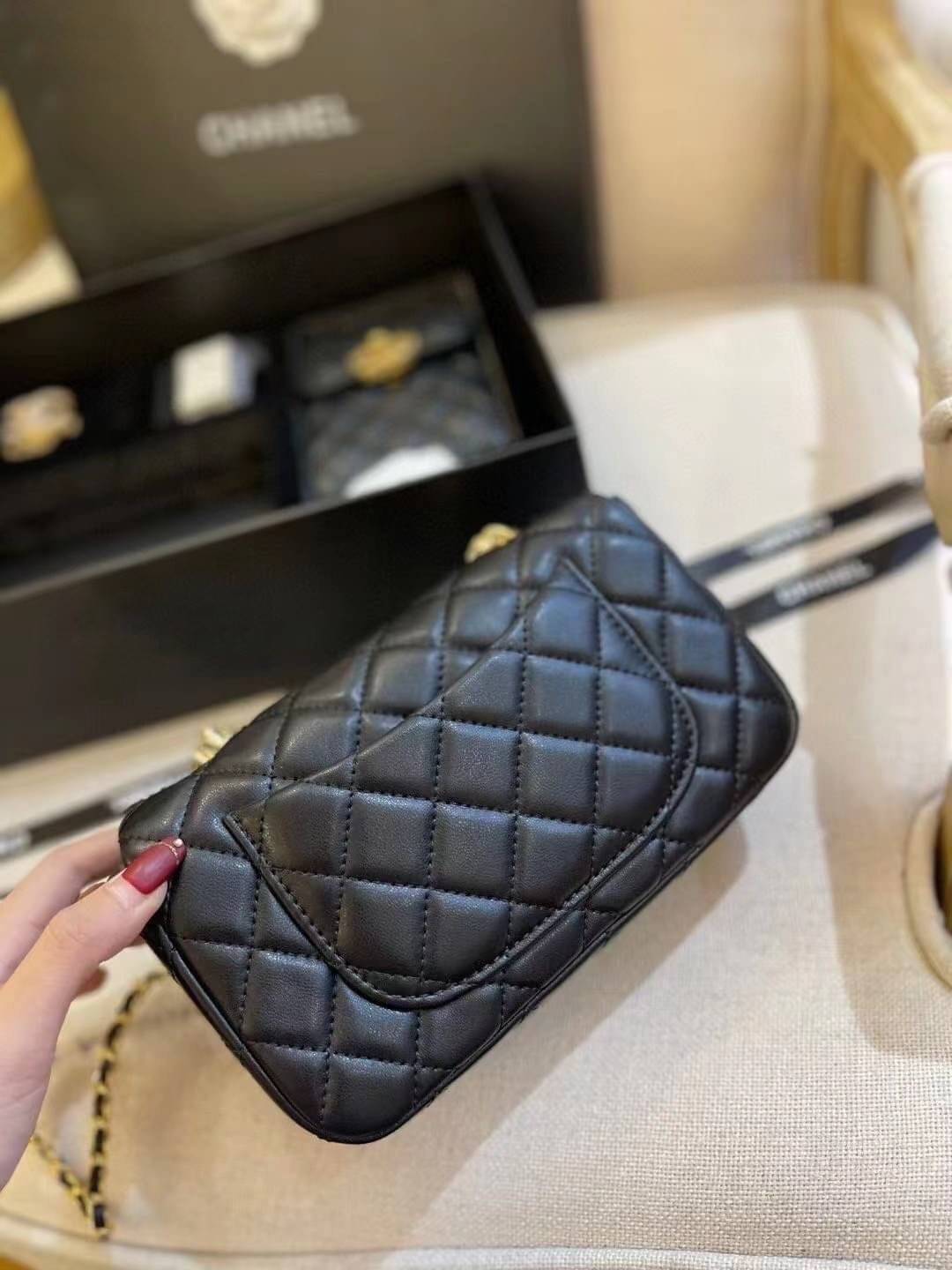 CHANEL GIFT BOX SET Chanel Holiday Makeup & Beauty Gift Sets สุดหรูชวนให้สะสม สุดยอดไอเท็มหายากพร้อมเสิร์ฟครบชุด limited สุดคุ้ม มาพร้อมกระเป๋าสะพายถึง 2 ใบ รุ่นยอดฮิตทั้งนั้น!!ที่พิเศษยังมีน้ำหอมตัวท็อปมาให้อีก chanel no.5 ที่แสนจะเย้ายวน ในขนาด 7.5 ml. 