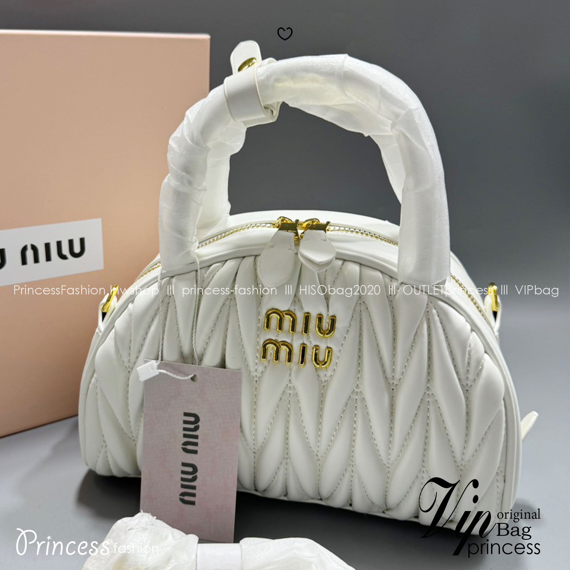 MIU MIU Dumplings leather bag กระเป๋าถือ/สะพายสุดชิค ดีไซน์เพิ่มดีเทล ด้วยการเดินด้ายเป็นเอกลักษณ์ สวยดูแพง ดีไซน์เรียบแต่มากมีอยู่จริง สวยดูแพง แมทชุดได้ง่ายสุด มินิมอลมินิใจ หูจับในตัวง่ายและสะดวกพกพา