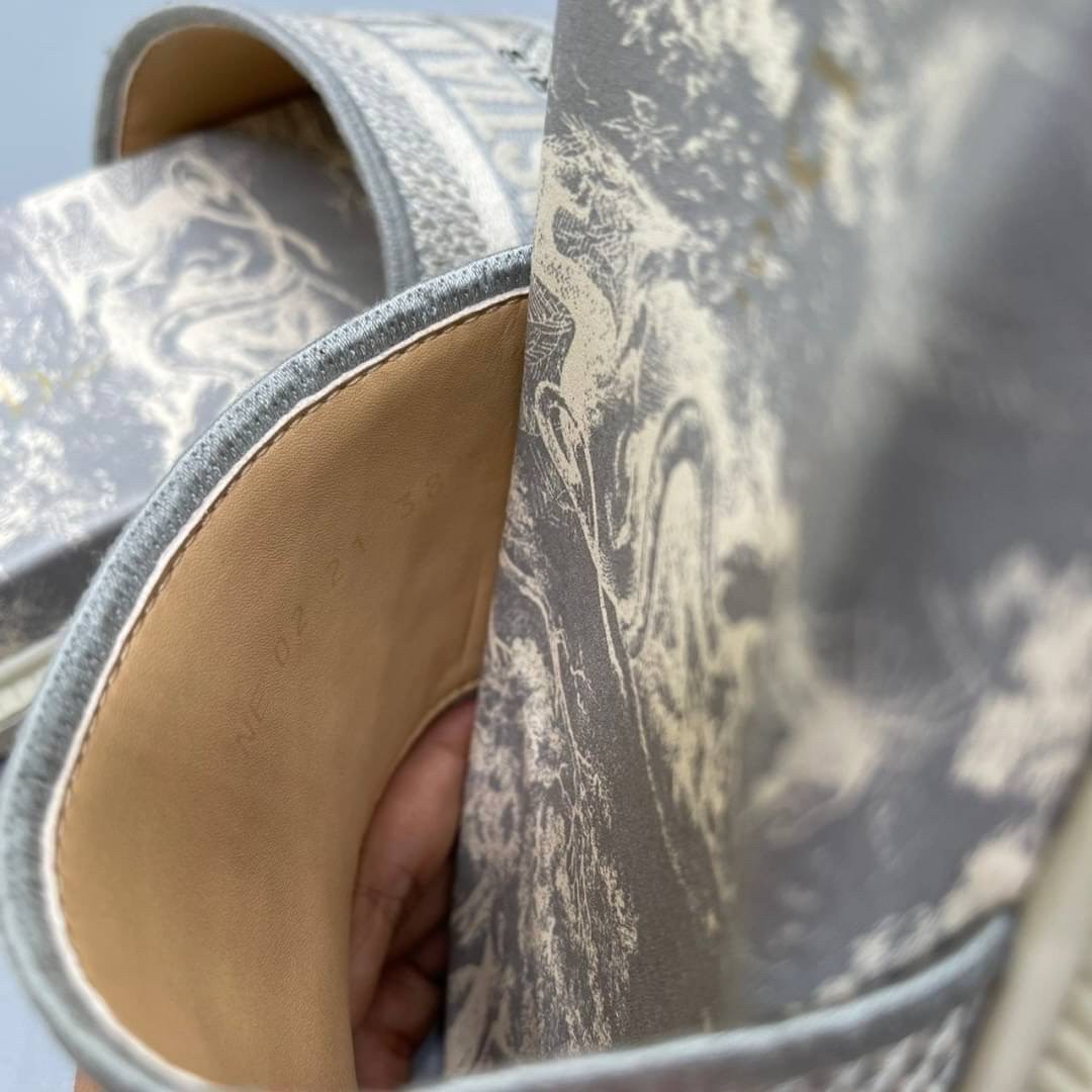 DIOR DWAY SLIDE Toile de Jouy Flowers Embroidered Cotton Dior Sandals รองเท้าแตะที่เป็นเอกลักษณ์ ที่สุดแห่งความหรูหราใช้งานได้ทุกวัน ตัดเย็บจากผ้าฝ้ายปักลาย ประดับด้วยรายละเอียดสวยงาม เสริมส้นยางหนาอย่างดีสวมใส่ง่าย น้ำหนักเบา งานเกรดออริจินอล 1:1 เหมือนท