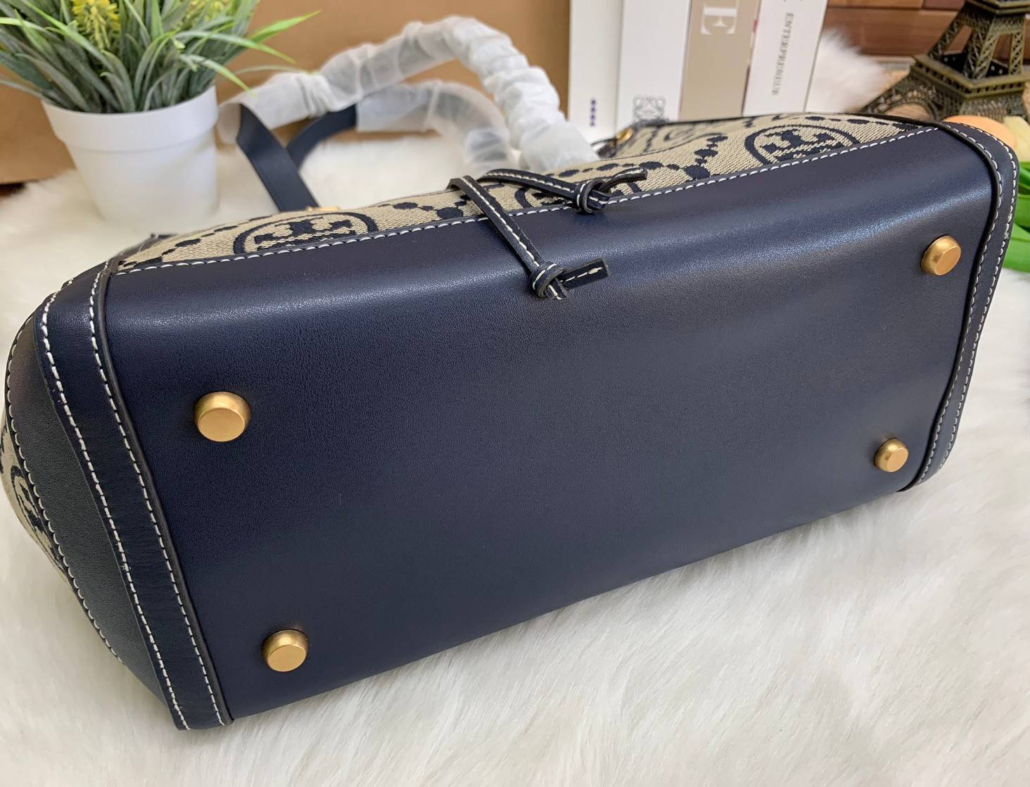 OUTLET 】Tory Burch T Monogram Jacquard Tote Bag ใบใหญ่ใส่จุมากค่ะสาวๆ! พร้อมส่ง! กระเป๋าที่สามารถใช้ได้กับทุกๆวัน วัสดุJacquard+หนัง ได้ลงตัว สวยงามค่ะ ปากกระเป๋าแบบหูรูด ที่จับอะไหล่แบรนด์สวย ภายในกระเป๋ากว้างมากๆ สาวๆที่สัมภาระเยอะนี่หายห่วงไปเลยค่ะ มีช