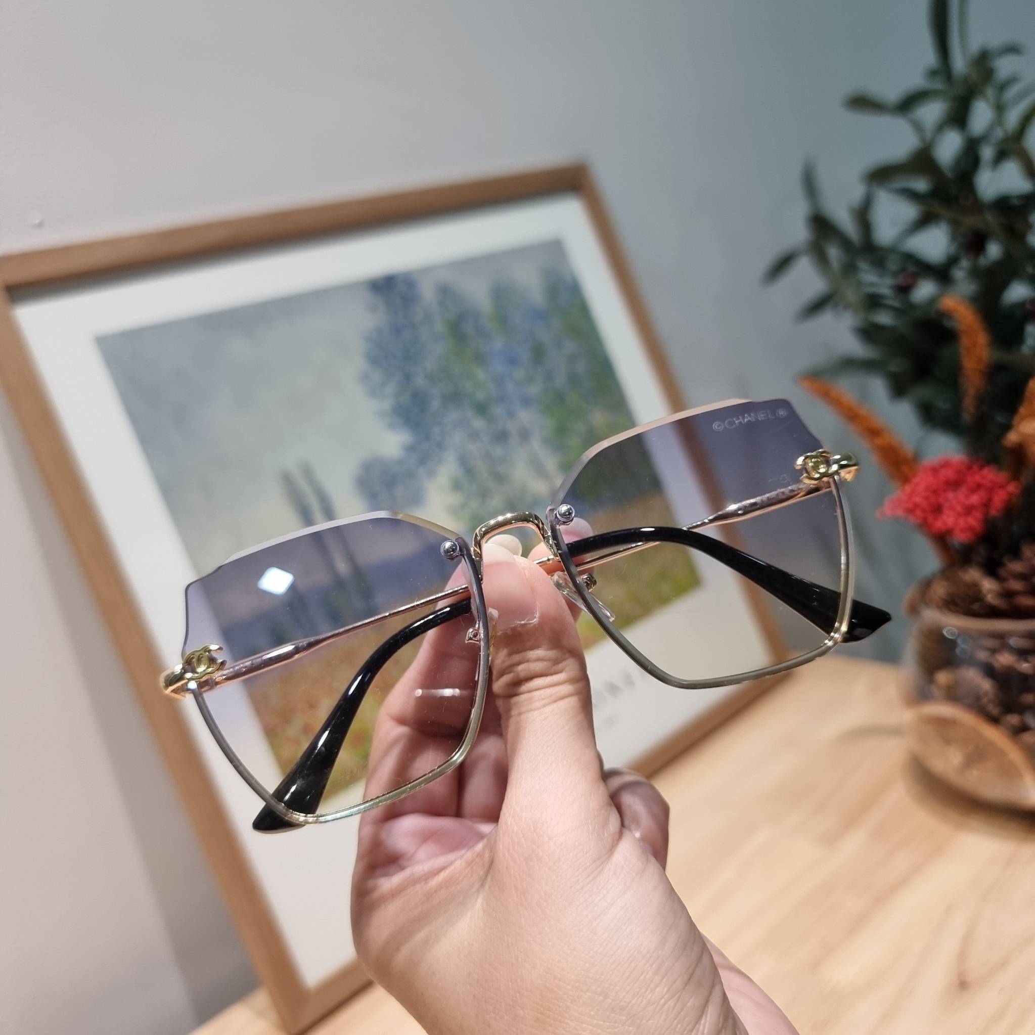 Chanel Sunglasses UV protection gift Box set สุดคุ้ม มาพร้อมอุปกรณ์ครบเซ็ท ดีไซน์ชิคมากแม่!! รับรองไม่ซ้ำใคร ใส่เสริมโหงวเฮ้ง ดูผู้ดี มีพกติดตัวไว้ไม่ตกเทรนด์ ใช้ได้ทุกโอกาส