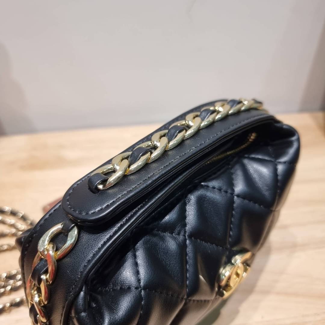 Chanel Pouch Hot item 2023 กระเป๋าสะพายกึ่งพอช ใบเล็กน่ารักน่าใช้ ถือไปไหนก็อัพลุคปัง วัสดุหนังแกะ สัมผัสนิ่มมือ หูจับในตัว ปรับได้อีกเล็กน้อย มาพร้อมสายสะพายโซ่