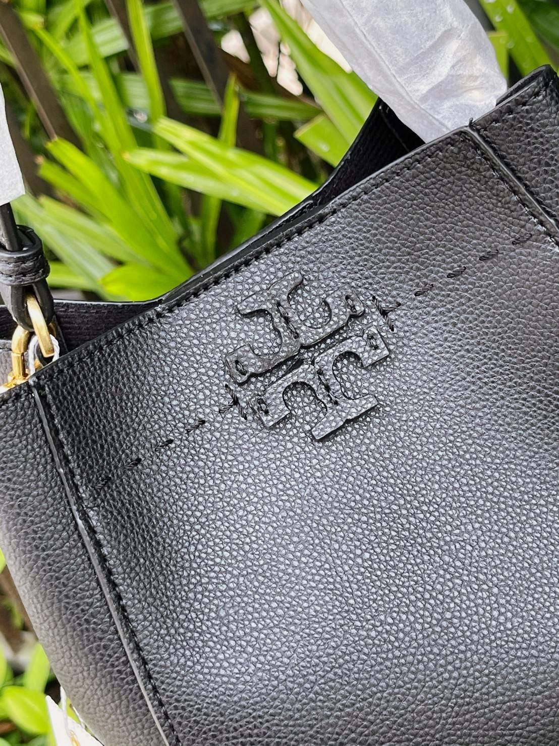 TORY BURCH McGraw Small Bucket Bag ดีไซน์ทรงตะกร้าแสนน่ารัก ดีเทลสะดุดตา รูปทรงจดจำง่าย สาว ๆ คนไหนที่เบื่อกระเป๋าถือทรงเดิม ๆ ลองมาดู Collection นี้กันดีกว่าค่ะ