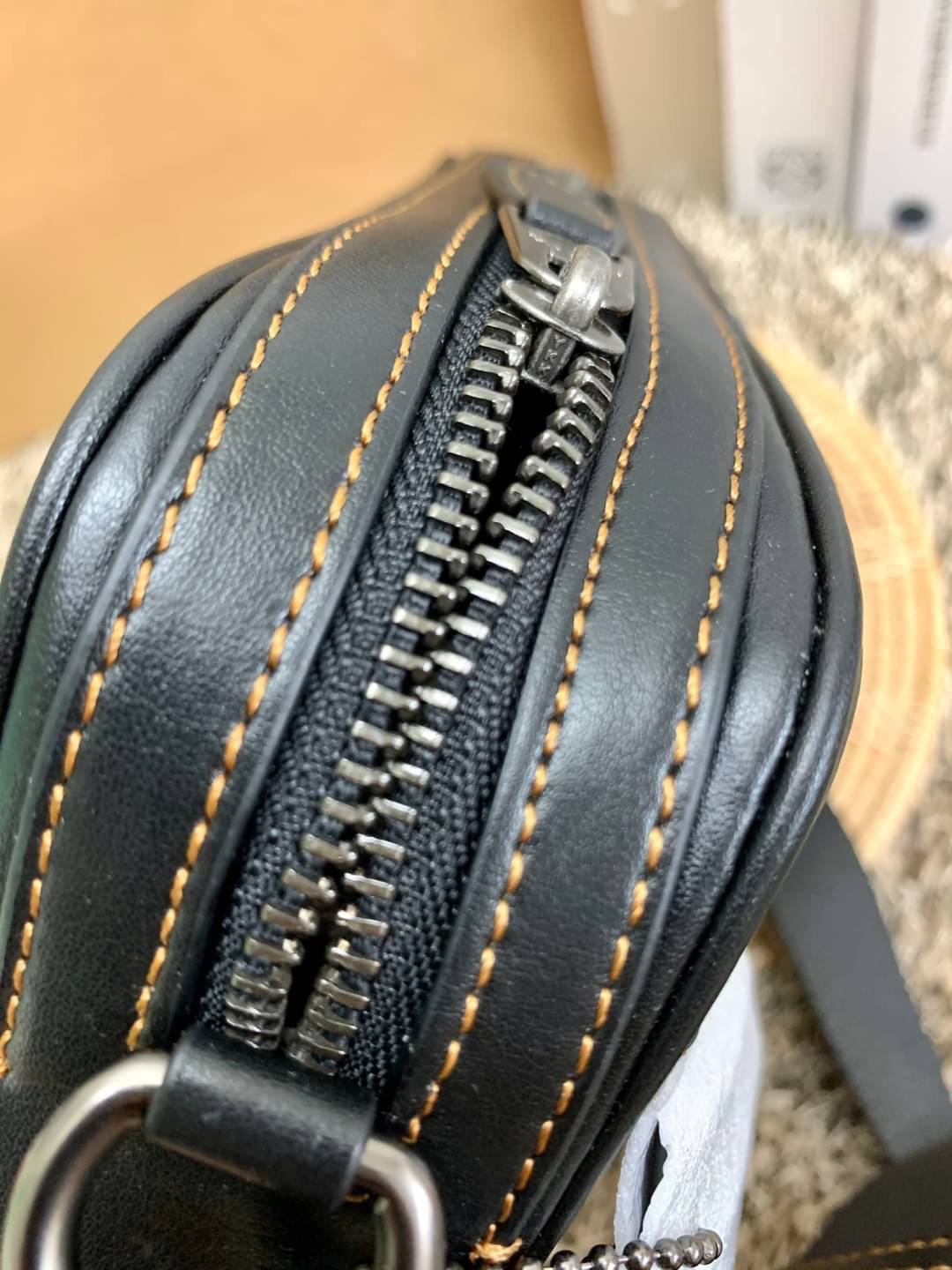 3สีเข้าใหม่งานคุณภาพอีกแล้วคับท่านน ทั้งสี ทั้งหนังสวยมากๆค่าา!! COACH GRAHAM CROSSBODY BAG ((39946)) พร้อมส่ง! กระเป๋าสะพายแบบครอสบอดี้ร์ ใช้ได้ทั้งชาย//หญิง หนังแท้อย่างดี เรียบหรูค่ะ ด้านหน้ามีช่องซิปซ่อนให้หนึ่งช่อง ช่องซิปหลักกว้าง ใส่ของจำเป็นได้ครบ