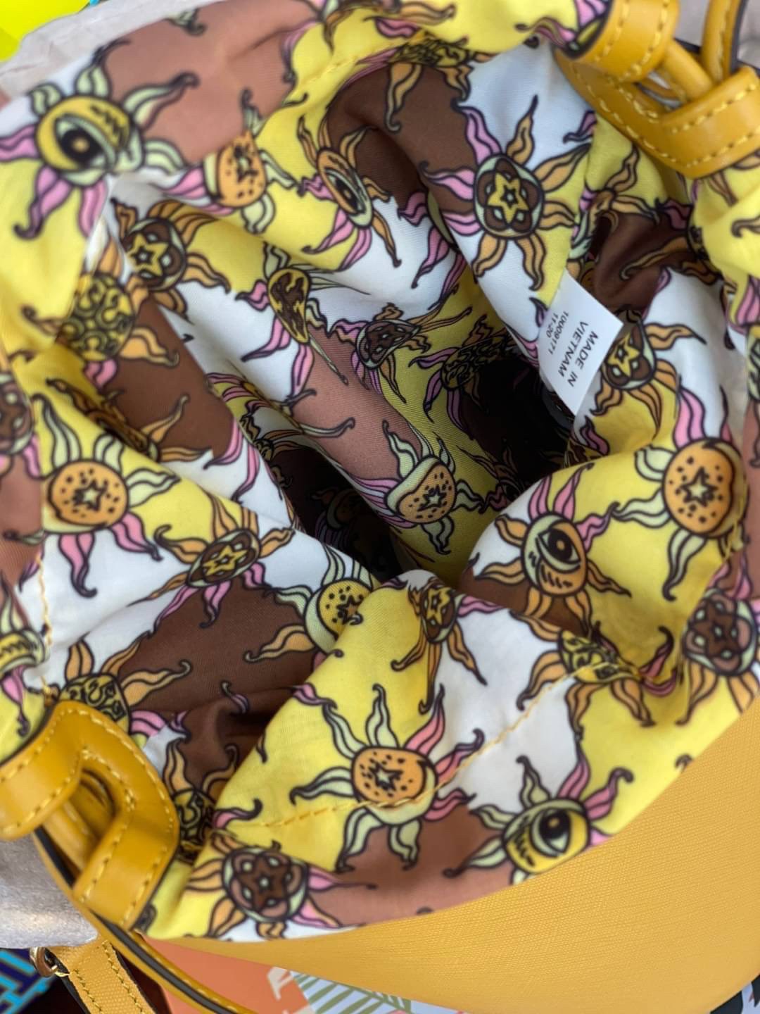 ของแท้ 💯% Tory Burch Robinson mini bucket bag ด้วยความที่ยืนหนึ่งในเรื่องแบบExotic จึงเชื่อมั่นได้เลยว่า Tory Burch ถูกคัดสรรมาแล้วอย่างพิถีพิถัน