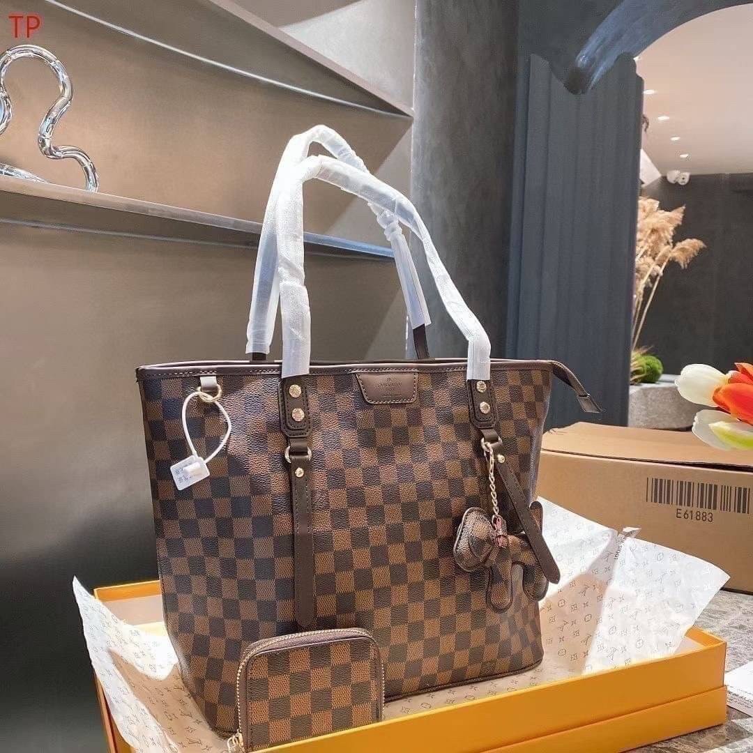 LV Neverfull Monogram / LV TOTE SET 3IN1 กระเป๋าสะพายใบใหญ่ทรง tote มาพร้อมกระเป๋าสตางค์ และตัวห้อยน้องหมาน่ารัก เป็นอีกรุ่นที่มีคนใช้กันทั่วบ้านทั่วเมือง