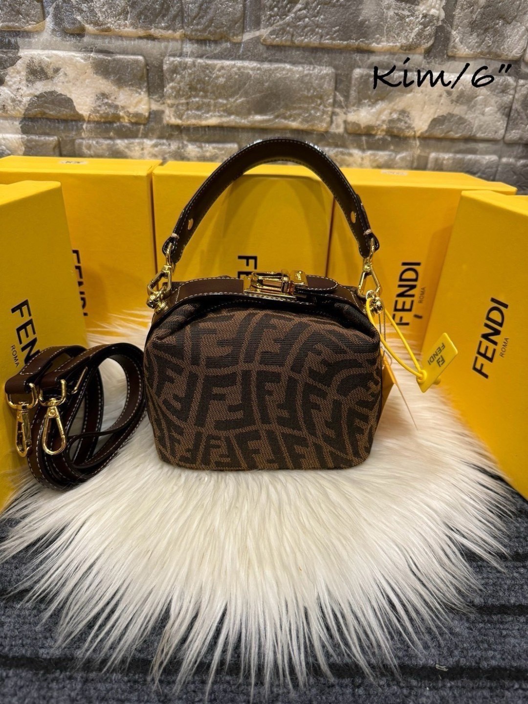 FENDI Mini Tobacco Monogram FF Logo Zucca Bag กระเป๋าสะพายไซส์มินิน่ารัก แมทชุดง่าย รุ่นสุดปัง แรงเกินต้านสุดๆ รูปทรงเป็นเอกลักษณ์ ดีเทลน่ารักด้วยตัวล็อคเปิดปิดคาดบนตัวกระเป๋า ทำให้ใบนี้ดูไม่น่าเบื่อเลย