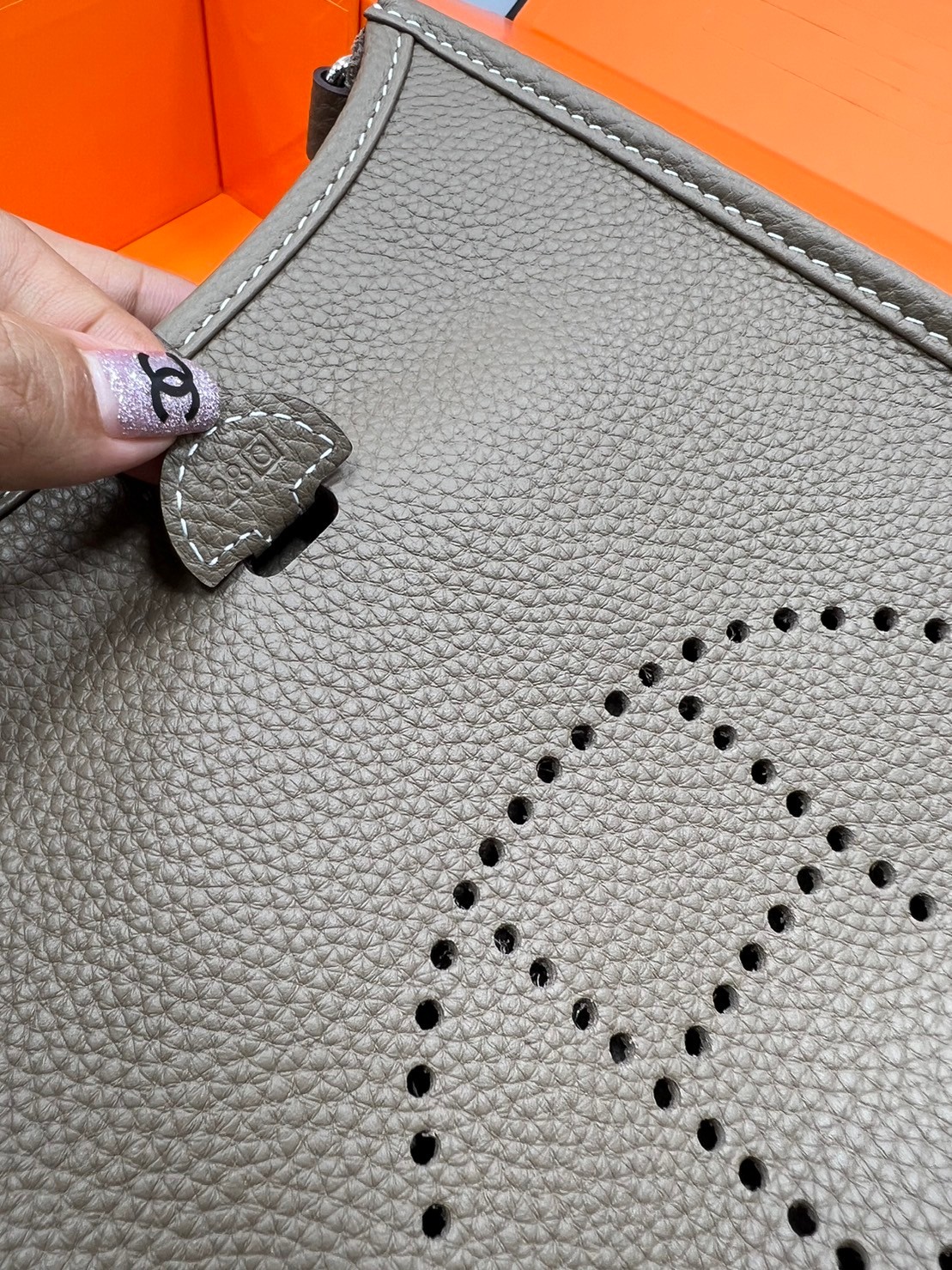 HERMES evelyne mini bag Luxury Bag กระเป๋าสะพายแบรนด์ดัง แบรนด์หรู คลาสสิกตลอดกาล ใช้ได้ทั้งชายหญิง ใบเดียวจบ สวยรวยปัง เกรดท็อปออริจินอล ภาพสินค้าถ่ายจากงานขายจริง ใช้งานต่างประเทศได้