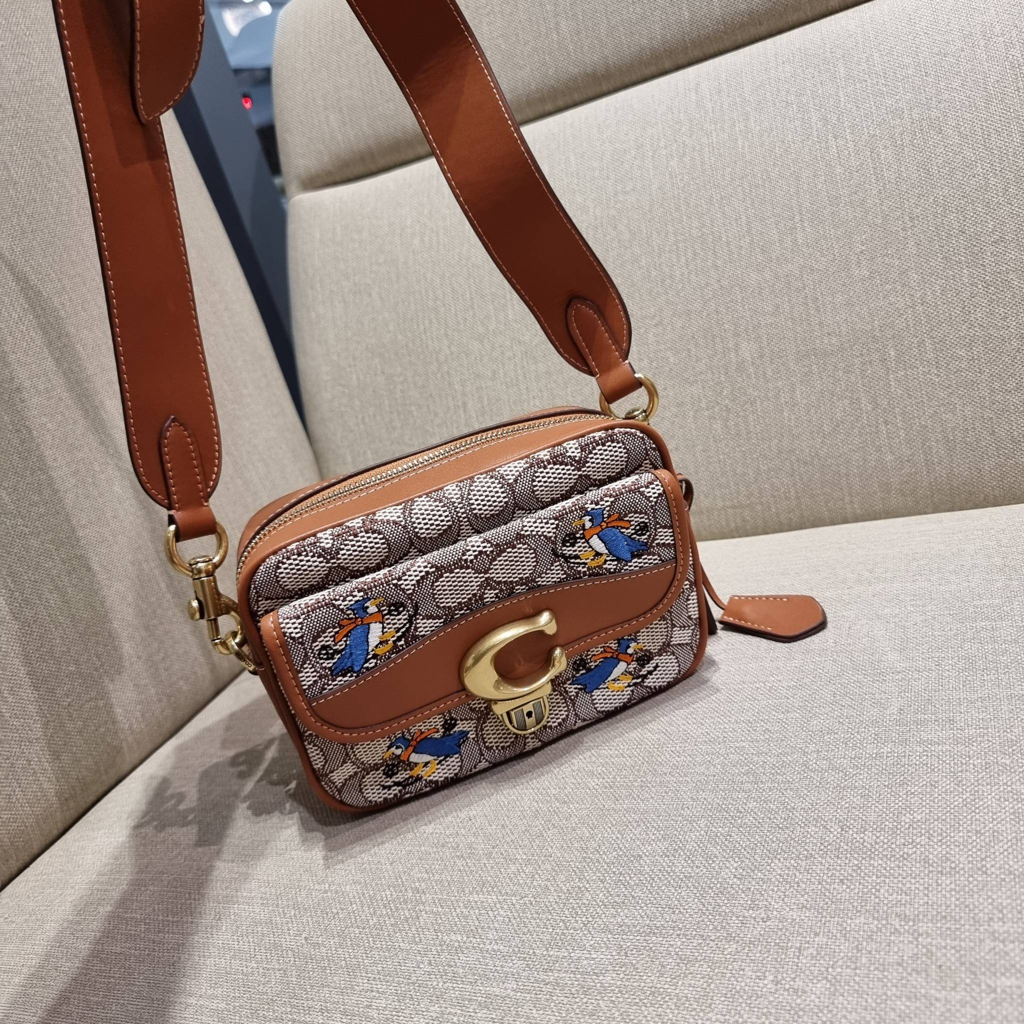 COACH C7764 STUDIO CAMERA BAG 19 IN SIGNATURE TEXTILE JACQUARD WITH CREATURES น้องเล็กใหม่สุดอีกหนึ่ง!! ขนาดเล็กกะทัดรัด มาแบบเลิศๆหรูๆมากแม่ พร้อมเทกเจอร์สุดคิ้วท์!! กระเป๋าสะพายข้างลุคไฮน์ ที่ดีไซน์ออกมาได้ปัง และดูแพงมากๆ ด้วยดีเทลคลาสสิคผสานความเป็นเอ