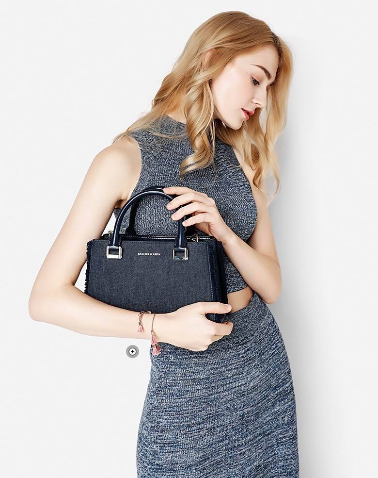 NEW! CHARLES & KEITH STRUCTURED TOP HAND BAG กระเป๋าถือหรือสะพายรุ่นใหม่ชนช็อปดีไซน์สวยอยู่ทรงขนาดกำลังดี ด้านหน้าประดับโลโก้แบรนด์ เปิดปิดด้วยแถบคาดกระดุมแม่เหล็กภายในมีช่องแบ่งแยกเป็นสัดส่วน พร้อมช่องซิปกลาง มีหมุดรองฐานกันรอยสี่มุม สายสะพายยาวถอดได้ปรั