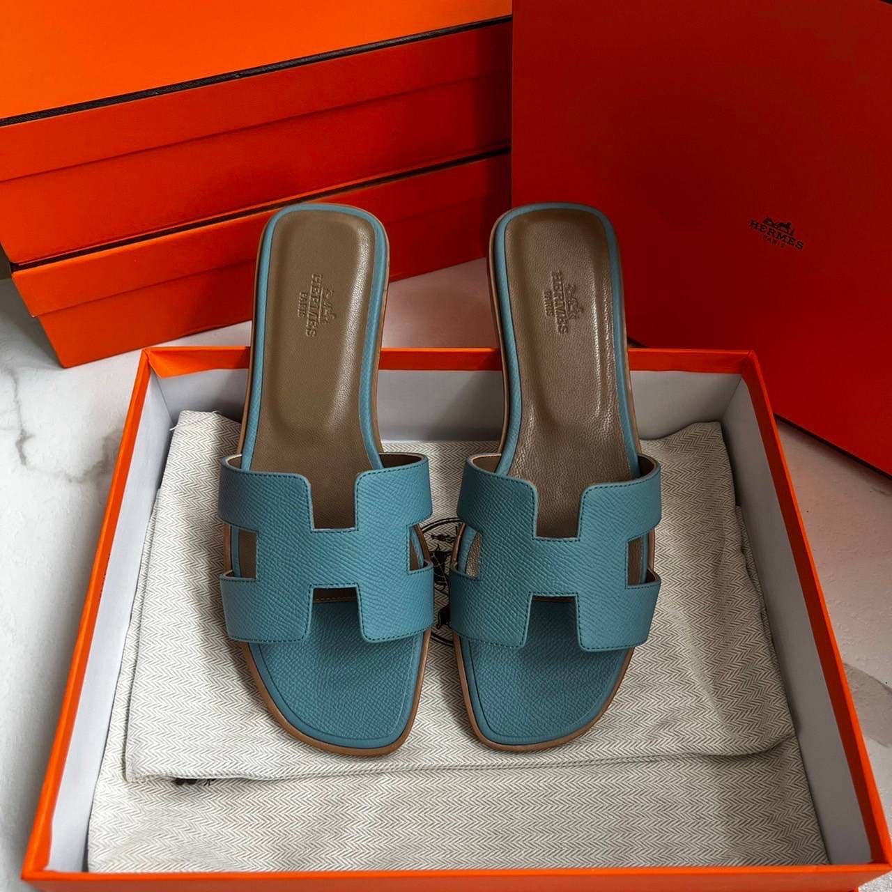 หนังแท้ Hermes sandal Epsom leather รองเท้าแตะงานสั่งตัตใช้สลับแท้ เกรดออริจินอล 1:1 เกรดเหมือนสุด มี series code ทุกคู่ งานตัดเย็บปราณีตละเอียด ใส่สบาย ไม่ลื่น ใช้ทนนาน เกรดนี้คุ้มมาก ไม่ผิดหวังค่ะ ภาพสินค้าถ่ายจากงานขายจริง ใช้งานต่างประเทศได้