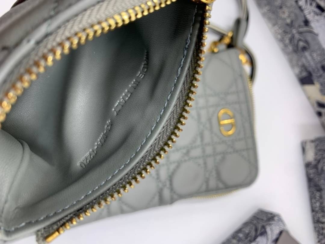 VIP 】CHRISTIAN DIOR PHONE BAG 2 in 1 DOUBLE BAG กระเป๋าเซ็ท 2 ใบ มีสายสะพายข้าง ถอดออกใช้งานได้ ถือว่าคุ้มมากๆเลยค่ะ สามารถใช้งานแยกกันได้ ใส่สายสะพายหรือ ถือได้ วัสดุหนังแท้ สวยงามนุ่มฟู น่ารักมากๆ เลยน้าาา