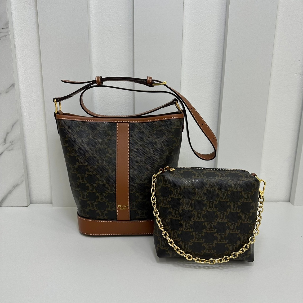 CELINE Small Bucket Bag in Triomphe Canvas 7" กระเป๋าสะพายทรงบัคเก็ต พิเศษพร้อมใบลูกสะดวกใช้งาน โท้ทรุ่นแรกของแบรนด์ที่ได้รับความนิยมมากที่สุด