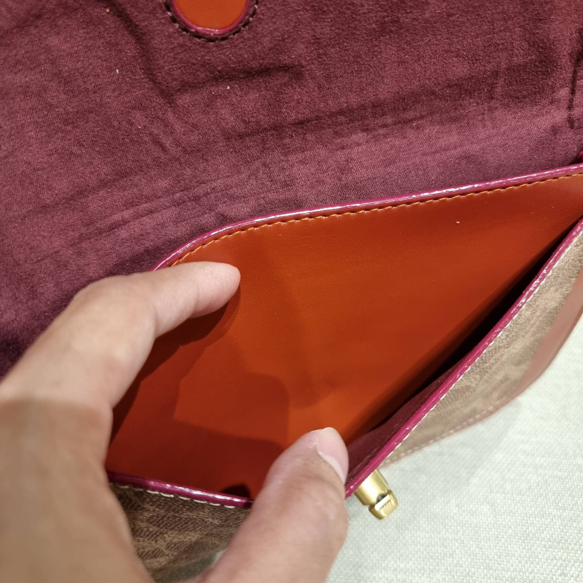 COACH C0827 MADISON SHOULDER BAG IN SIGNATURE CANVAS กระเป๋าสะพายข้าง รุ่นยอดฮิต ไซส์ใหญ่จุใจ ดีไซน์สวย โดดเด่นด้วยตัวล็อครูปดอกไม้ ตกแต่งตัดกันกับลายซีอย่างลงตัว วัสดุหนังแท้สลับหนังแคนวาสเคลือบลาย ภายในแบ่งสัดส่วนให้อย่างดี มาพร้อมสายสะพายในตัว ปรับใช้ไ