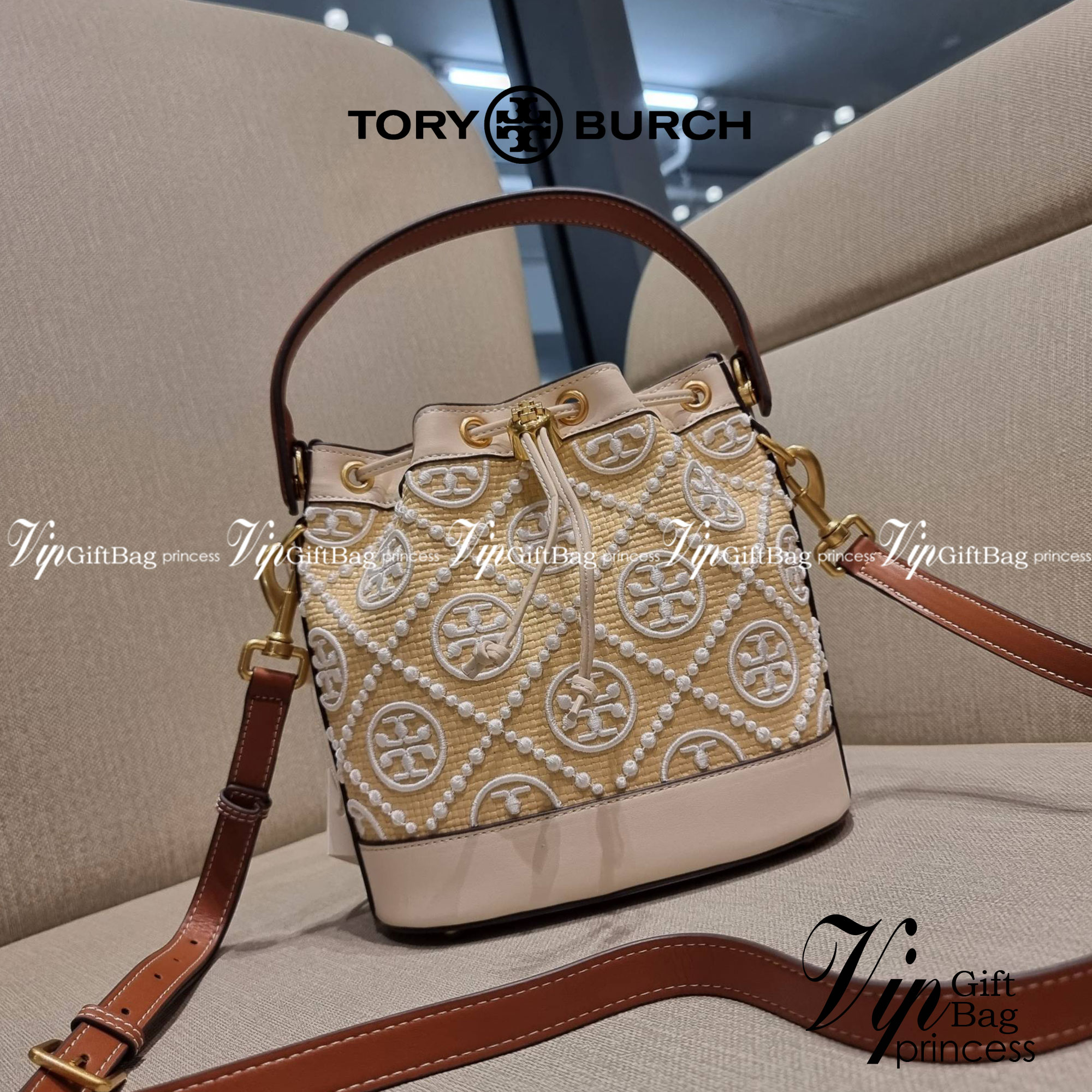 TORY BURCH T MONOGRAM STRAW BUCKET BAG ใหม่ก่อนใคร พร้อมเสิร์ฟความสวยให้ถึงบ้านแล้วน้า กระเป๋าบัคเก็ตทรงยอดนิยม ดีไซน์ใหม่ล่าสุด ยูนีคไม่เหมือนใคร ลายสานเต็มใบ พร้อมปักโลโก้เอกลักษณ์ โดดเด่น งานฝีมือมากๆ สลับส่วนของหนังที่ขอบและก้นกระเป๋า ภายในเป็นช่องโล่