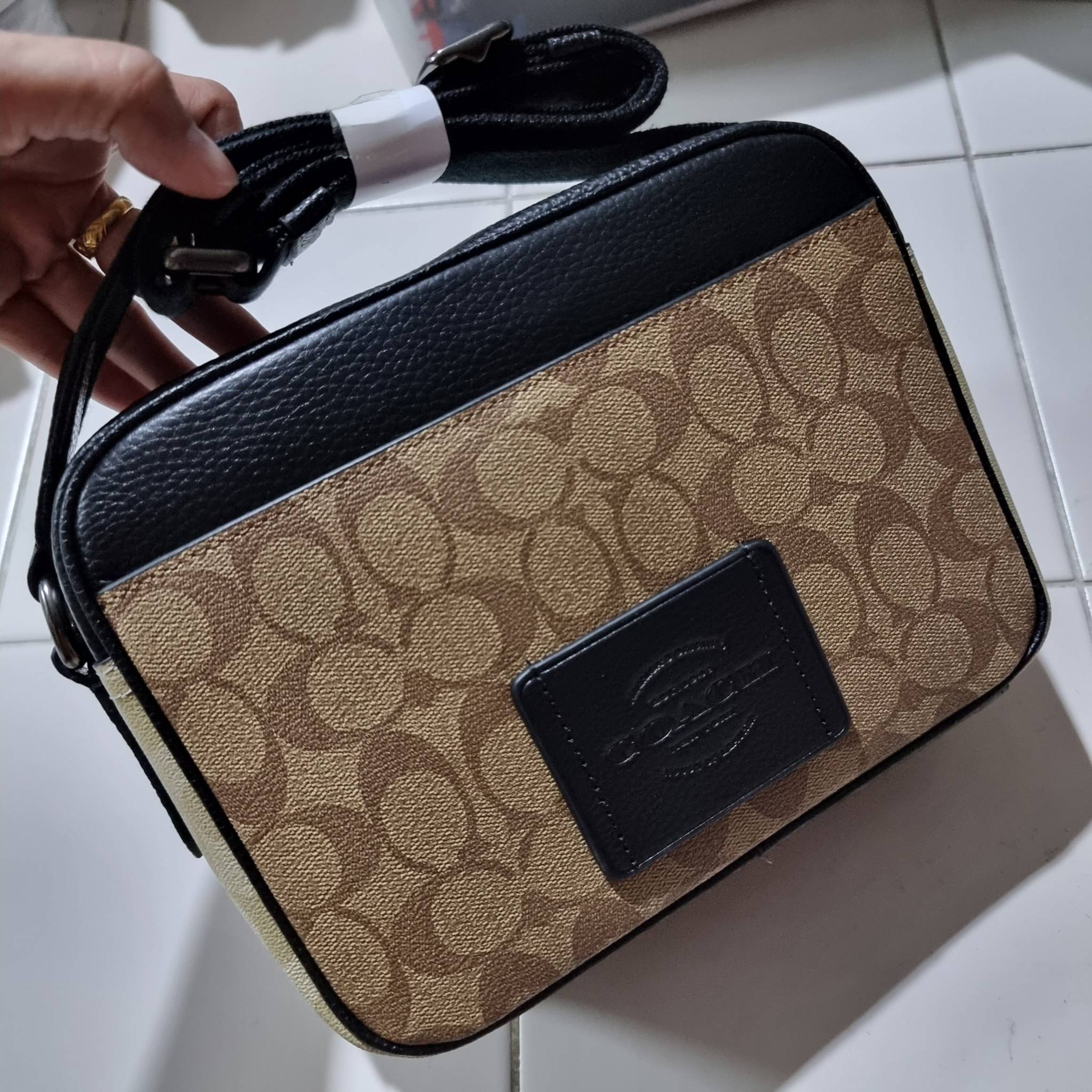 COACH C6080 HUDSON CROSSBODY IN BLOCKED SIGNATURE CANVAS ยกความคูลมาให้หนุ่มๆถึงที่!! ไอเท็มเด็ดหายาก กระเป๋าสะพายข้างดีไซน์ตัดสี เท่ไม่ซ้ำ วัสดุหนังแคนวาสสลับหนัง pepble ทนทาน ใช้งานง่าย ด้วยฝาปิดแบบกระดุมแม่เหล็กด้านหน้า และซิปที่ช่องหลัก ใช้ของได้เลยแบ