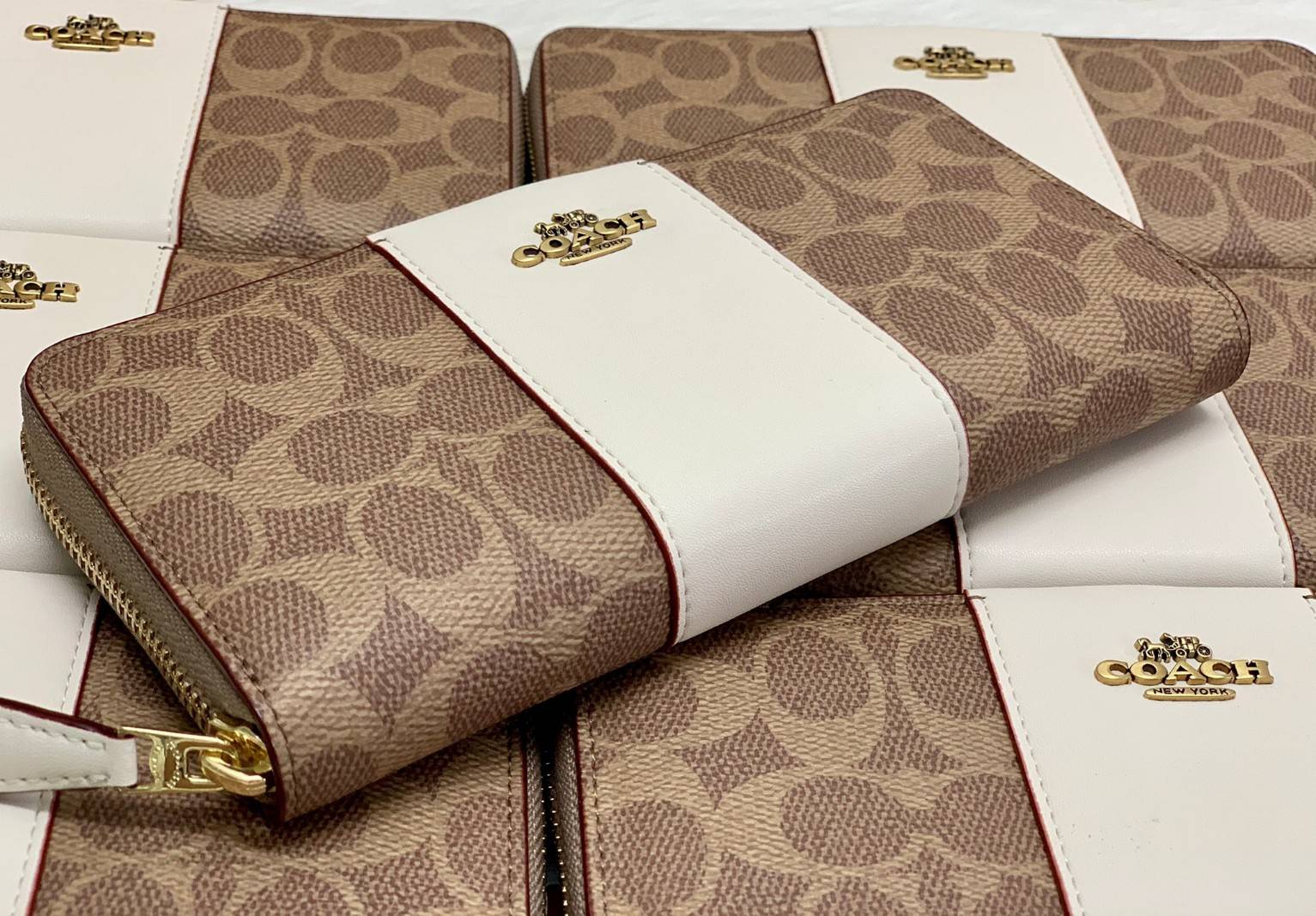 ของแท้ COACH ACCORDION ZIP WALLET ((31546)) กระเป๋าเงินใบยาว แบบซิปรอบ หนังแท้ ตัดหนังเรียบตรงกลางสวยงามค่ะ