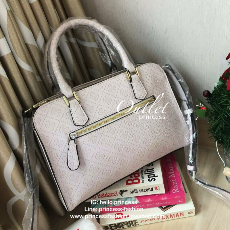 Guess Lyra Bag With Embossed Logo กระเป๋าถือหรือสะพาย ขนาดกำลังดี วัสดุหนังpu ปั้มโลโก้ทั้งใบ ช่องใหญ่มีถึง2ช่องเปิดปิดด้วยกระดุมแม่เหล็ก ภายบุผ้าอย่างดี สกรีนโลโก้แบรนด์ มีช่องเล็กเก็บของเป็นสัดส่วน และช่องซิปคั่นกลางเพื่อเก็บของสำคัญ ด้านหน้าประดับโลหะร