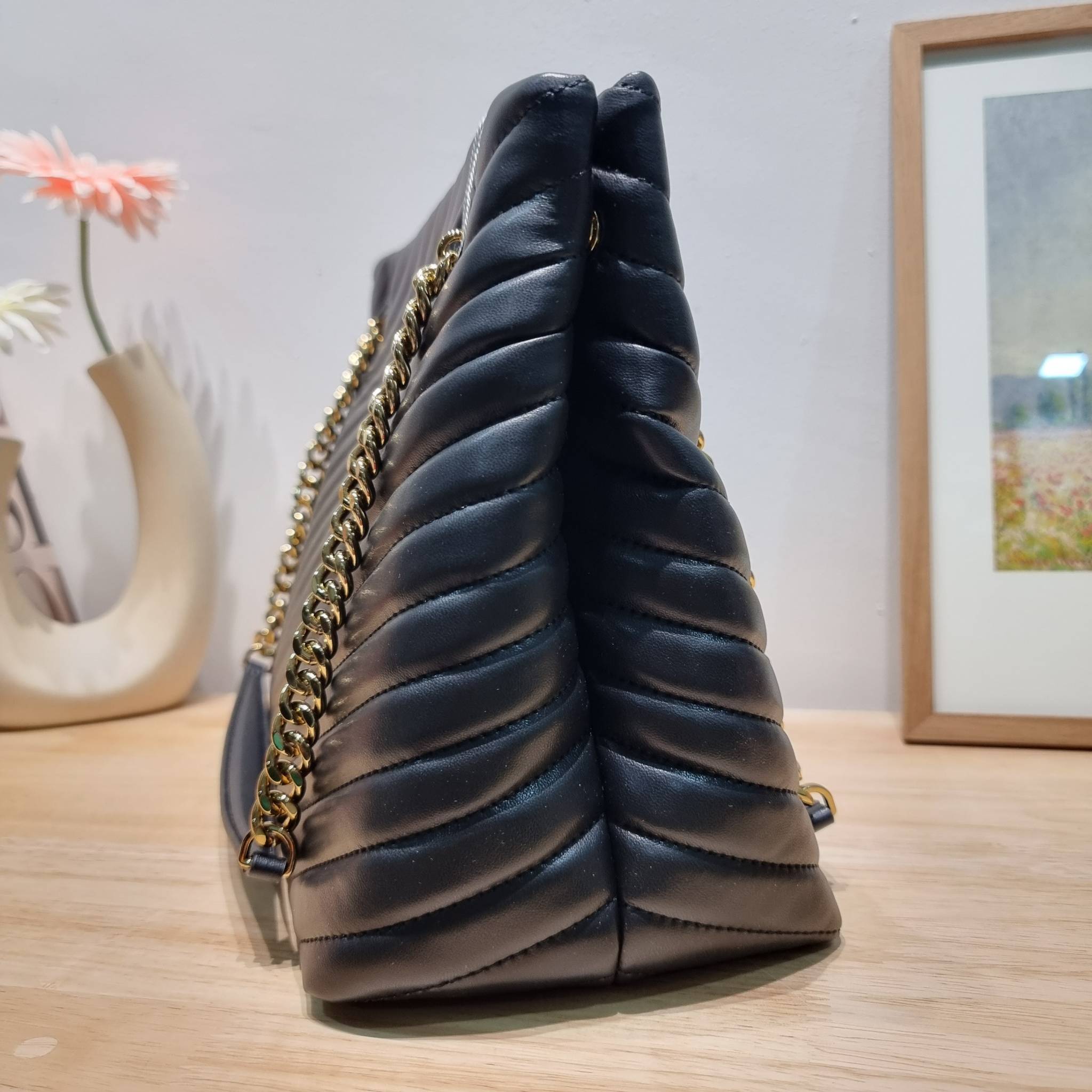 TORY BURCH KIRA CHEVRON TOTE กระเป๋าสะพายรุ่นที่ใครๆก็ต้องมี กับทรงโท้ทไซส์ใหญ่ ใช้ยังไงก็ดูหรู ดีไซน์เฉพาะตัว วัสดุหนังสัมผัสนิ่ม