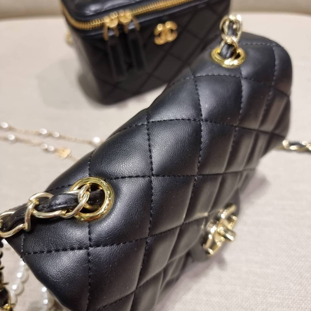 VIP 🥂 เซ็ทคือที่สุดของความคุ้ม EXCLUSIVE MIX ITEM!! CHANEL GIFT BOX SET กลับมาอีกครั้งกับไอเท็มสุดหรูชวนให้สะสม สุดยอดของรุ่นยอดฮิตพร้อมเสิร์ฟครบชุด สุดคุ้ม มาพร้อมกระเป๋าสะพายถึง 2 ใบ คอลเลคชั่นของมันต้องมี ทั้งตัวคลาสสิคและ vanity และสุดยอดของหา