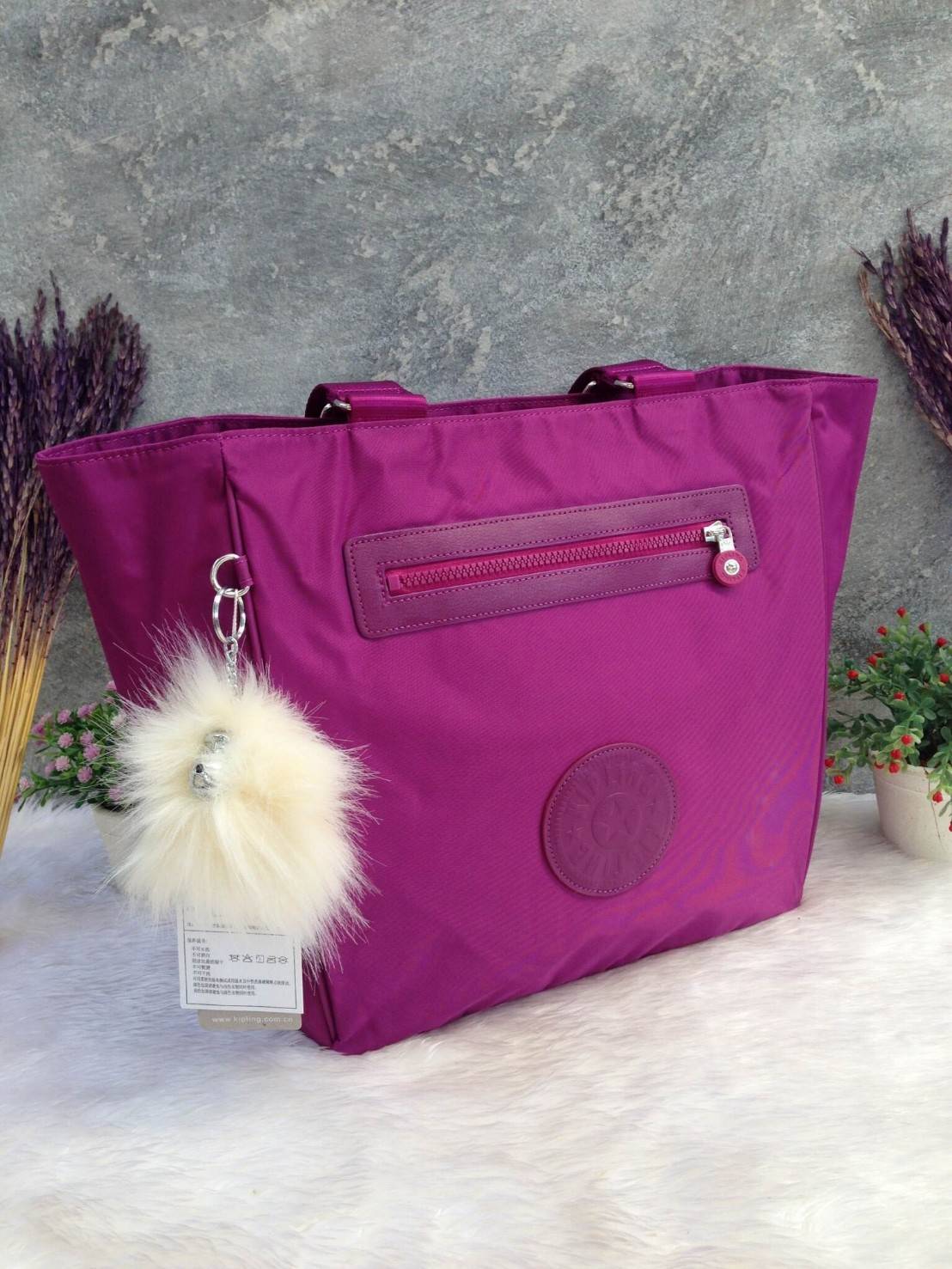 🎄KIPLING กระเป๋าสะพาย รุ่น Kasper ที่มาพร้อมดีไซน์สีที่เรียบง่าย แต่มีสไตล์อันโดดเด่นและน่าหลงใหล ช่วยเปลี่ยนให้วันธรรมดาของคุณกลายเป็นวันที่สนุกสนาน ซึ่งกระเป๋ารุ่นนี้ประกอบด้วยช่องใส่ของหลายๆช่อง และมีพื้นที่ภายในที่กว้างขวางถูกใจใครหลายๆคนที่ต้