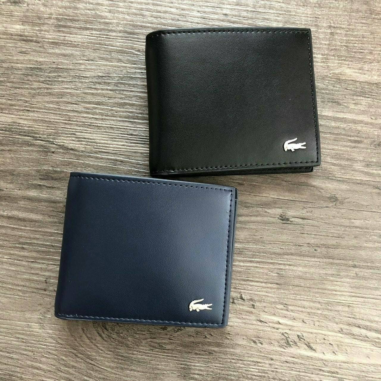 LACOSTE Short Wallet with Key Set กระเป๋าสตางค์ใบสั้น Set สุดคุ้มมอบให้เป็นของขวัญหรือใช้เองก็แนะนำค่ะ อุปกรณ์ : มาพร้อมพวงกุญแจ + ถุงกระดาษแบรนด์ + กล่องแบรนด์