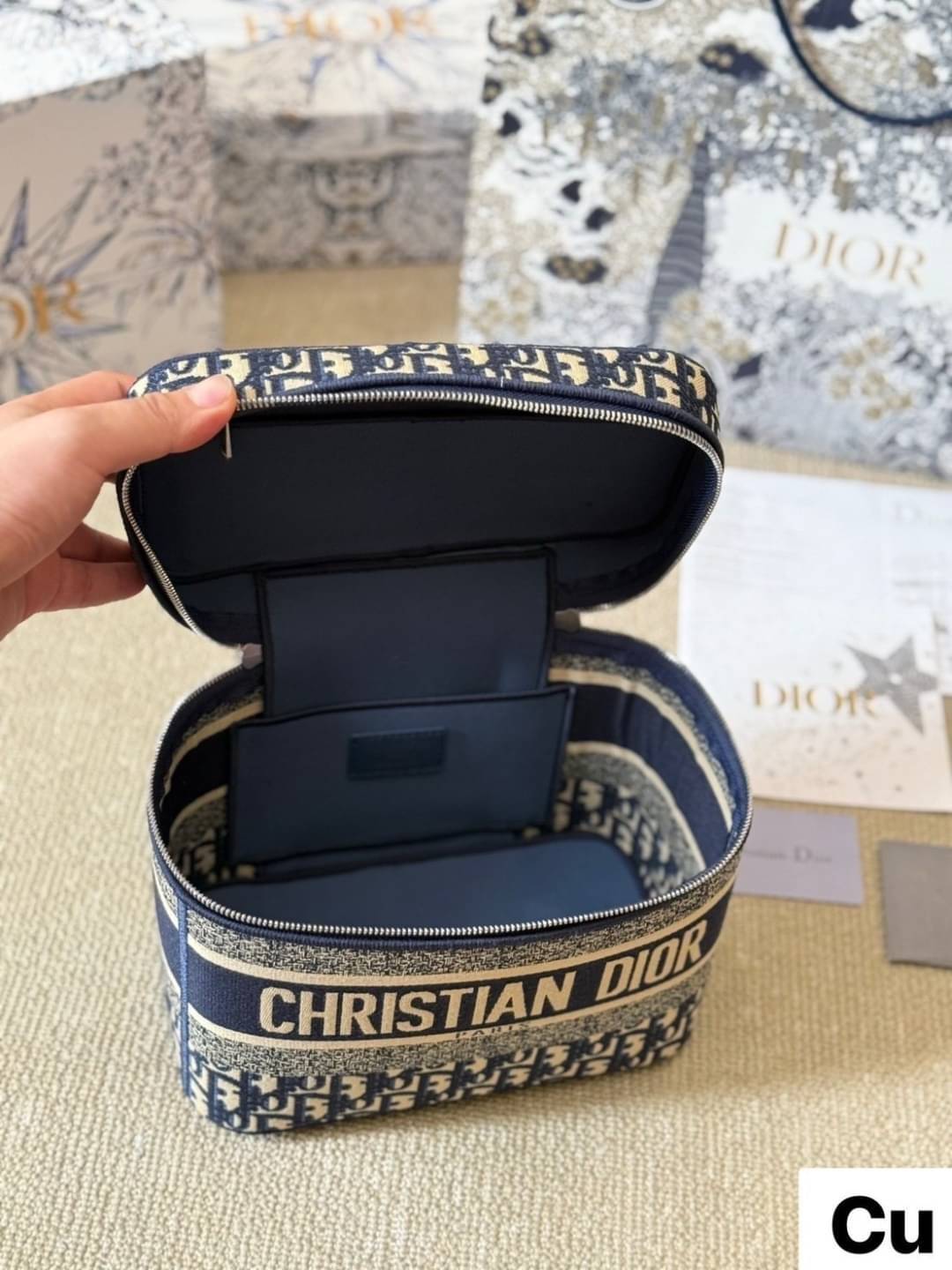 DIOR Travel Vanity Case กระเป๋าใส่เครื่องสำอางค์ไซส์ยอดนิยม ทรงกล่องสวยสามารถใช้เป็น everyday bag ได้ทุกวัน