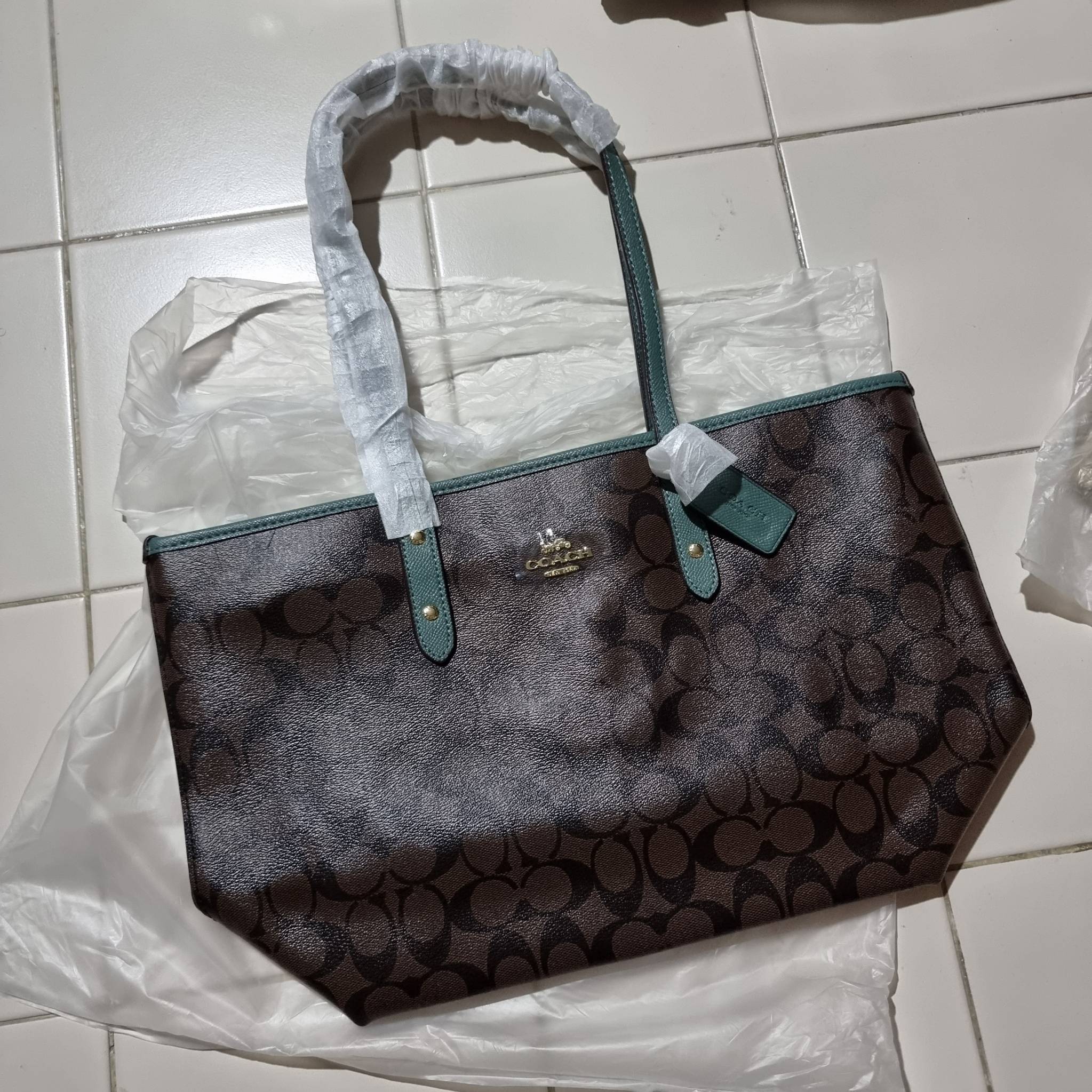 OUTLET 】COACH F58292 CITY ZIP TOTE IN SIGNATURE 16" รุ่นขายดี!! ไซส์ใหญ่ สีสวยมาให้แบบจัดเต็ม!! กระเป๋าถือทรงโท้ทใบใหญ่ สวยน่าใช้ทุกสี สะพายคล้องไหล่ได้เก๋ๆ จุของแน่นๆไปเลยจ้า!! วัสดุหนังแคนวาสคุณภาพ ปากกระเป๋าเปิด-ปิดด้วยซิป กันของหล่นได้ ถือไปไหนก็