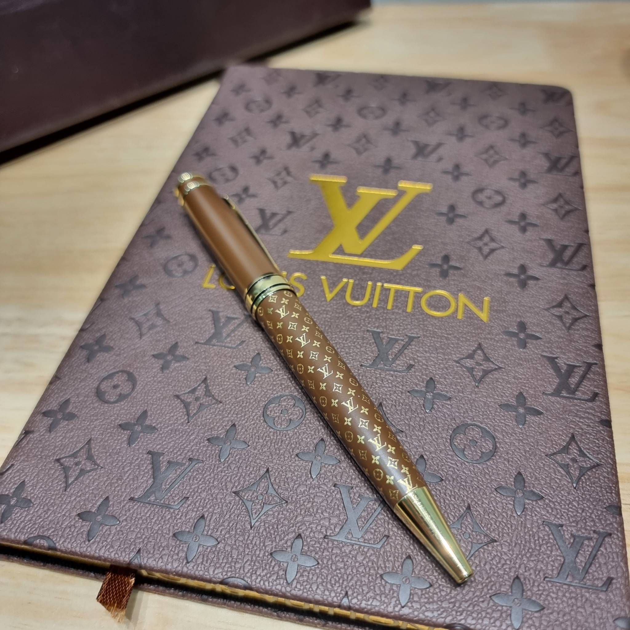 LV tumblr With digital temperature display SET Booknote / LV gift box สุดยอดไอเท็มใน box set ที่เหมาะแก่การเก็บสะสม หรือจะส่งให้เป็นของขวัญในช่วงปีใหม่ก็ดีงามที่สุด จัดมาให้ทั้งสมุดจดบันทึกเล่มลิมิเต็ด ที่ตัดขอบกระดาษด้วยสีทองหรู ปากกาเข้าเซ็ท และกระบอกน้