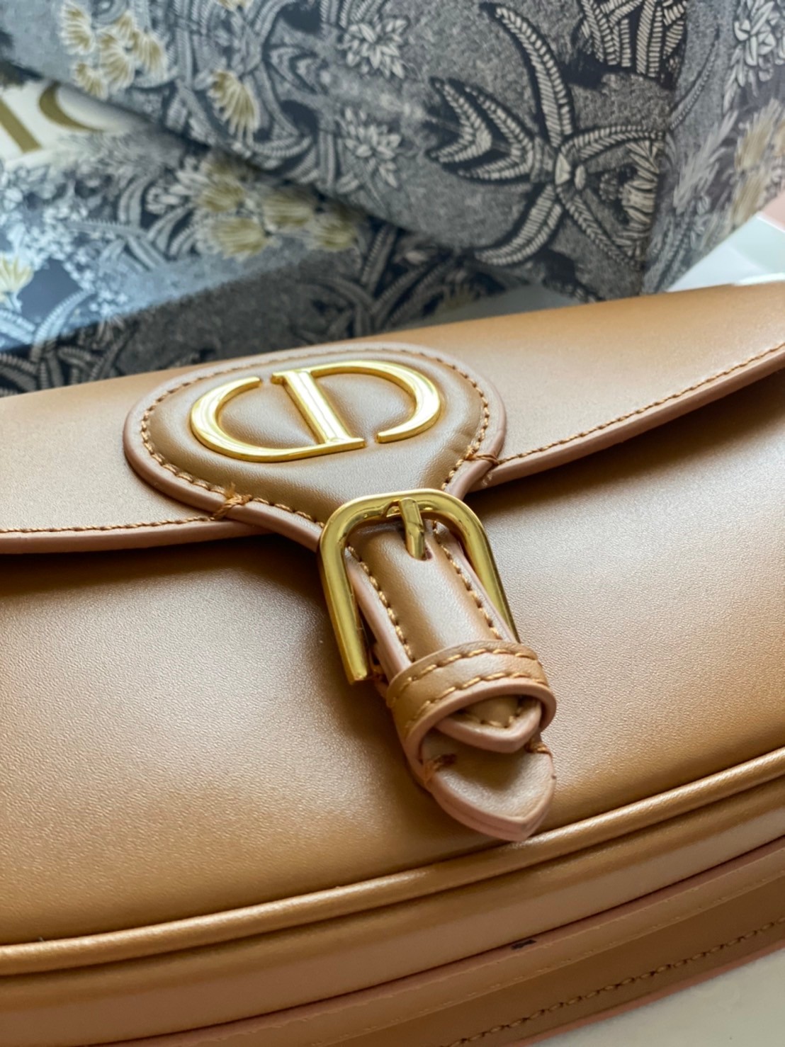 หนังแท้ DIOR BOBBY EAST-WEST BAG พร้อมส่งที่ไทย งานหนังแท้ทั้งใบเกรดออริจินอล ภาพสินค้าถ่ายจากงานขายจริง ใช้งานต่างประเทศได้ รุ่นใหม่ในฤดูกาลนี้ เพิ่มความทันสมัยให้กับซิลลูเอทของ Hobo ผ่านเส้นสายที่สง่างามและสัดส่วนที่กลมกลืนกัน สไตล์หนังลูกวัว โดดเด่นด้ว