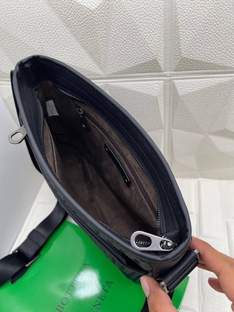 BOTTEGA VENETA Messenger Bag กระเป๋าสะพายทรงแมสเซนเจอร์ ดีไซส์สานเป็นเอกลักษณ์ของแบรนด์ รุ่นตามหาที่หนุ่มๆ ควรมี ดีไซส์เรียบหรู คลาสสิก ใช้งานง่าย everyday look จะซื้อใช้เองหรือเป็นของฝากก็เหมาะมากๆ ค่ะ