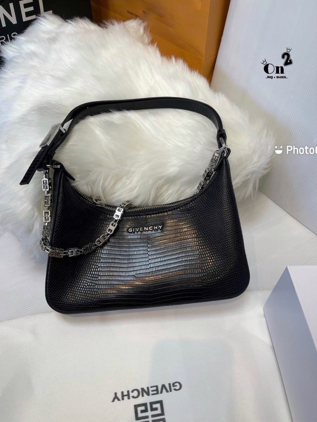 Givenchy Black Moon Cut Out Shoulder Bag พร้อมส่งที่ไทย กระเป๋าสะพายไหล่งานซิปใบเล็ก หน้าติดโลโก้แบรนด์มาพร้อมสายโซ่ งานสวยตามรูป อะไหล่เงิน สายสะพายปรับระดับได้ เกรดมิลเลอร์สวยหรู สาวๆ รีบจับจอง อย่าคิดนาน ราคานี้กับคุณภาพถือว่าคับแก้วมั๊กมากกกก ไม่ซื้อท