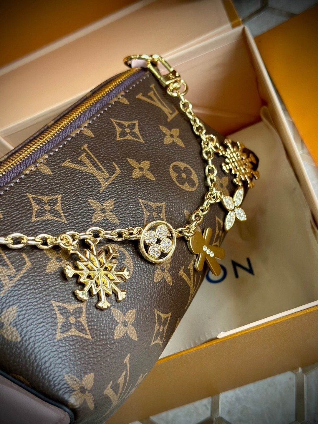 พร้อมส่ง 3 สี LV Bloom Pouch Monogram Flower coated canvas / Rose Jasmine / Banana / Denim กระเป๋าสะพายรุ่นใหม่ โดดเด่นด้วยรูปทรงทันสมัย Monogram Flower